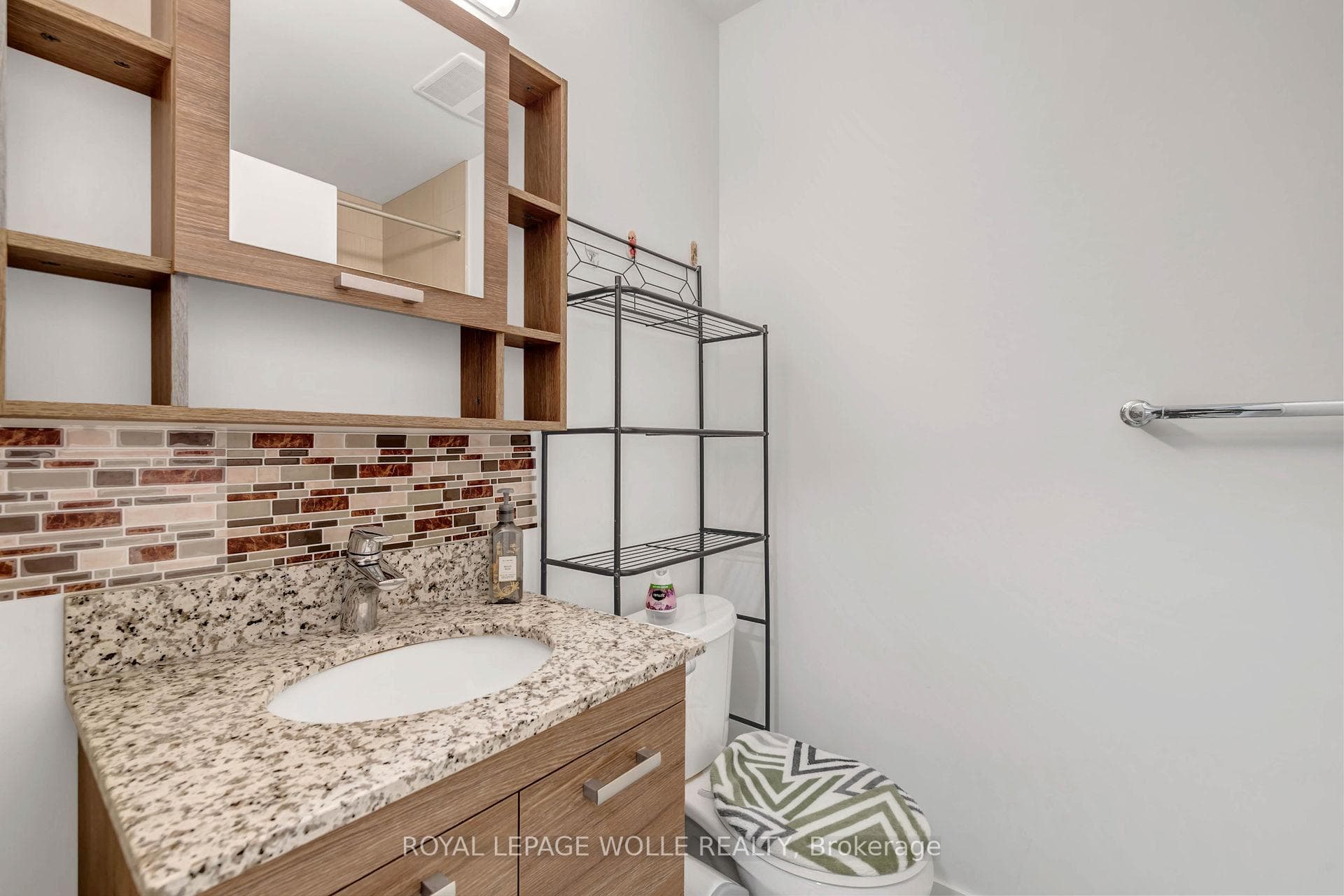 280 Lester Street Unit 812 photo 8
