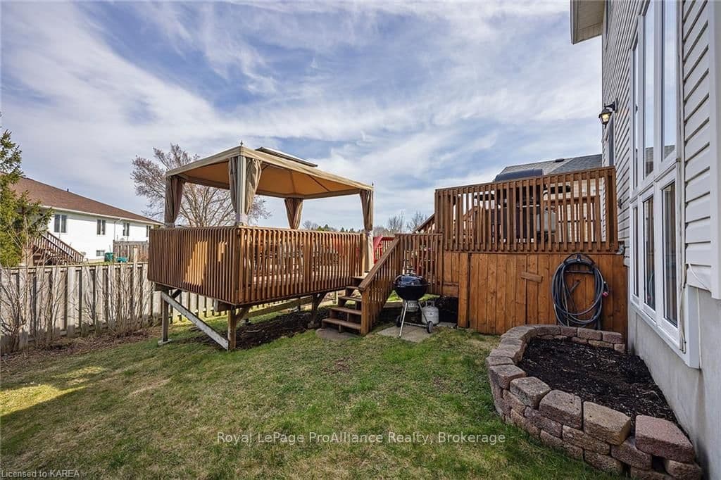 1884 BERRYWOOD Crescent photo 40