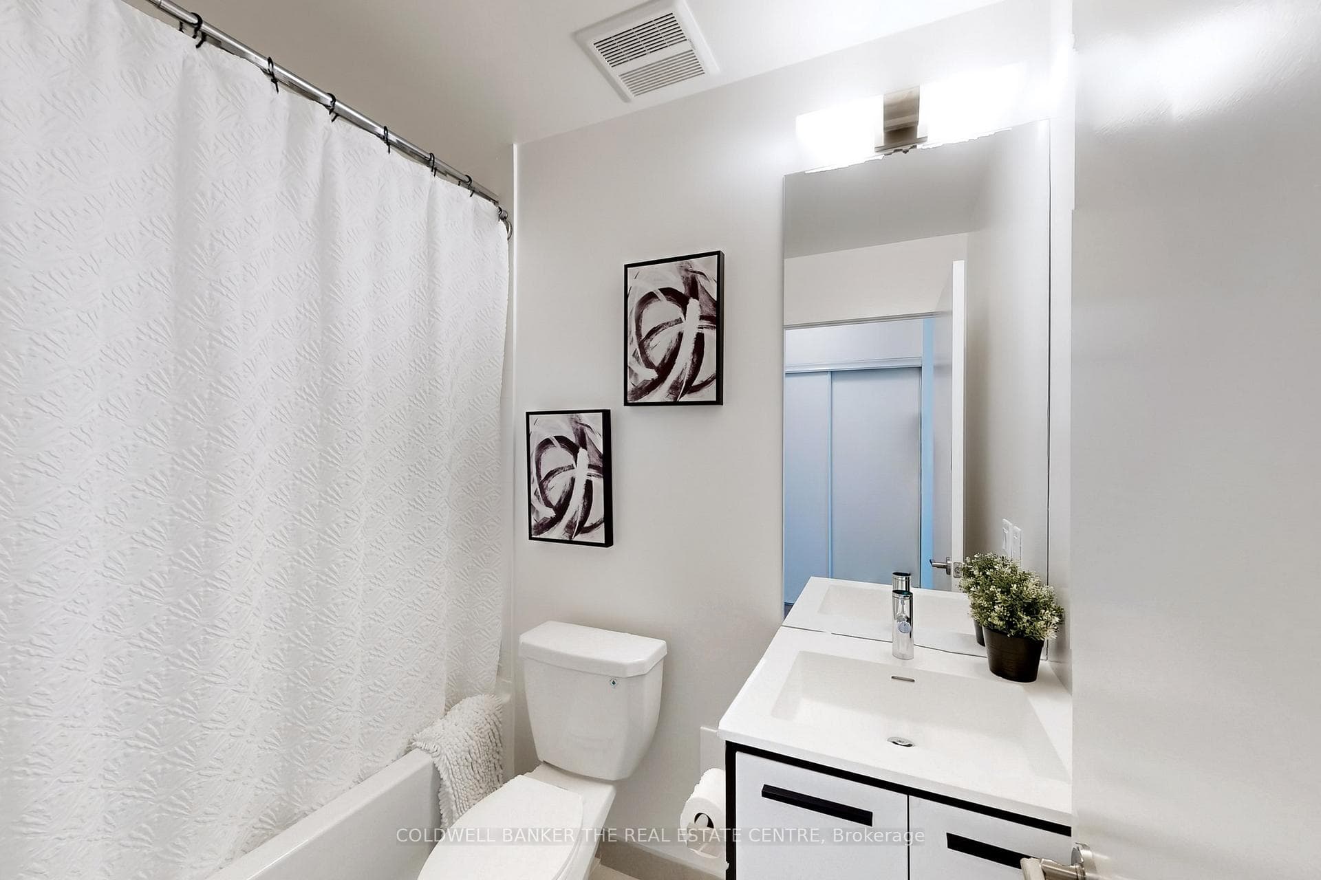 4-Piece main bathroom