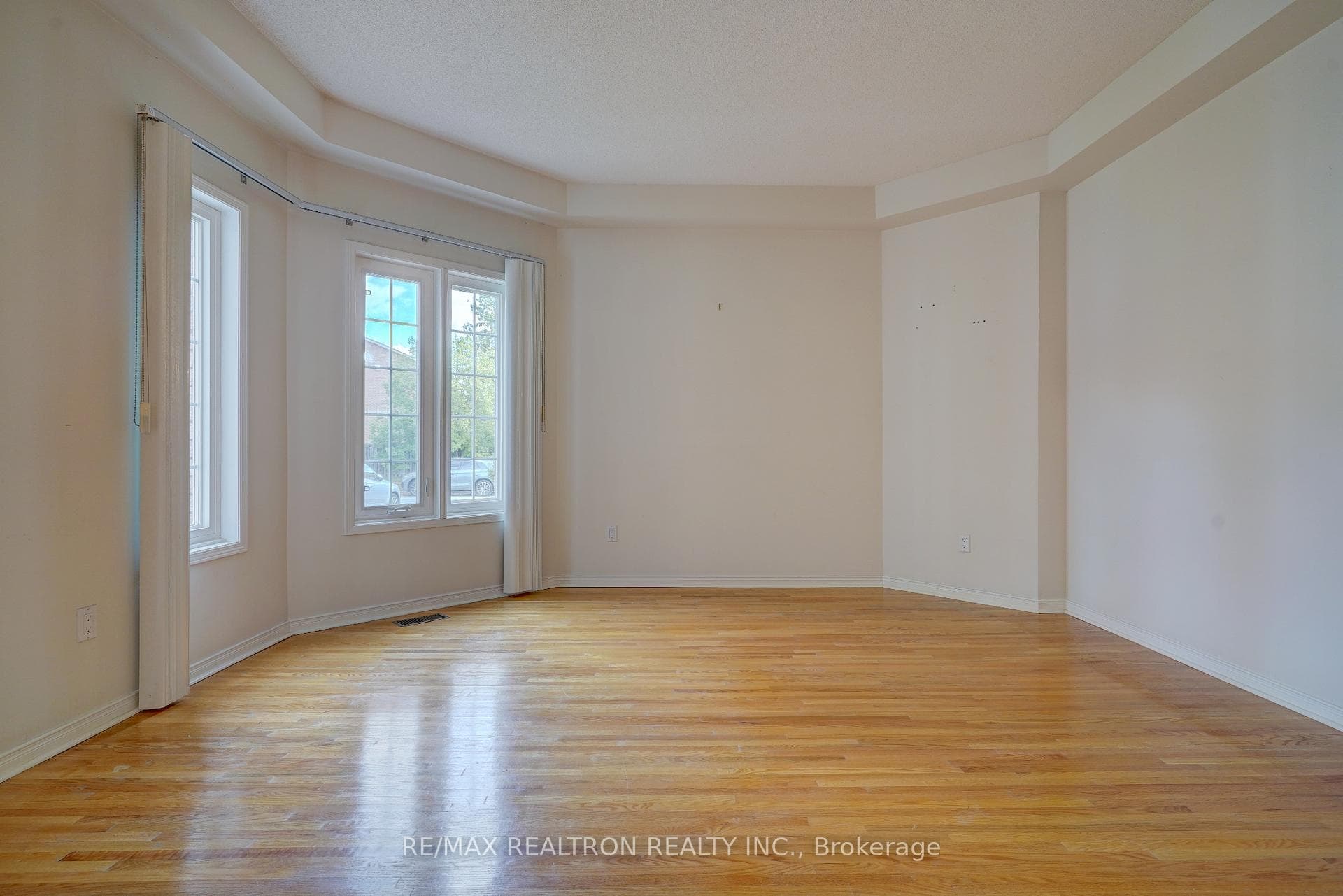 1448 Sandhurst Crescent photo 4