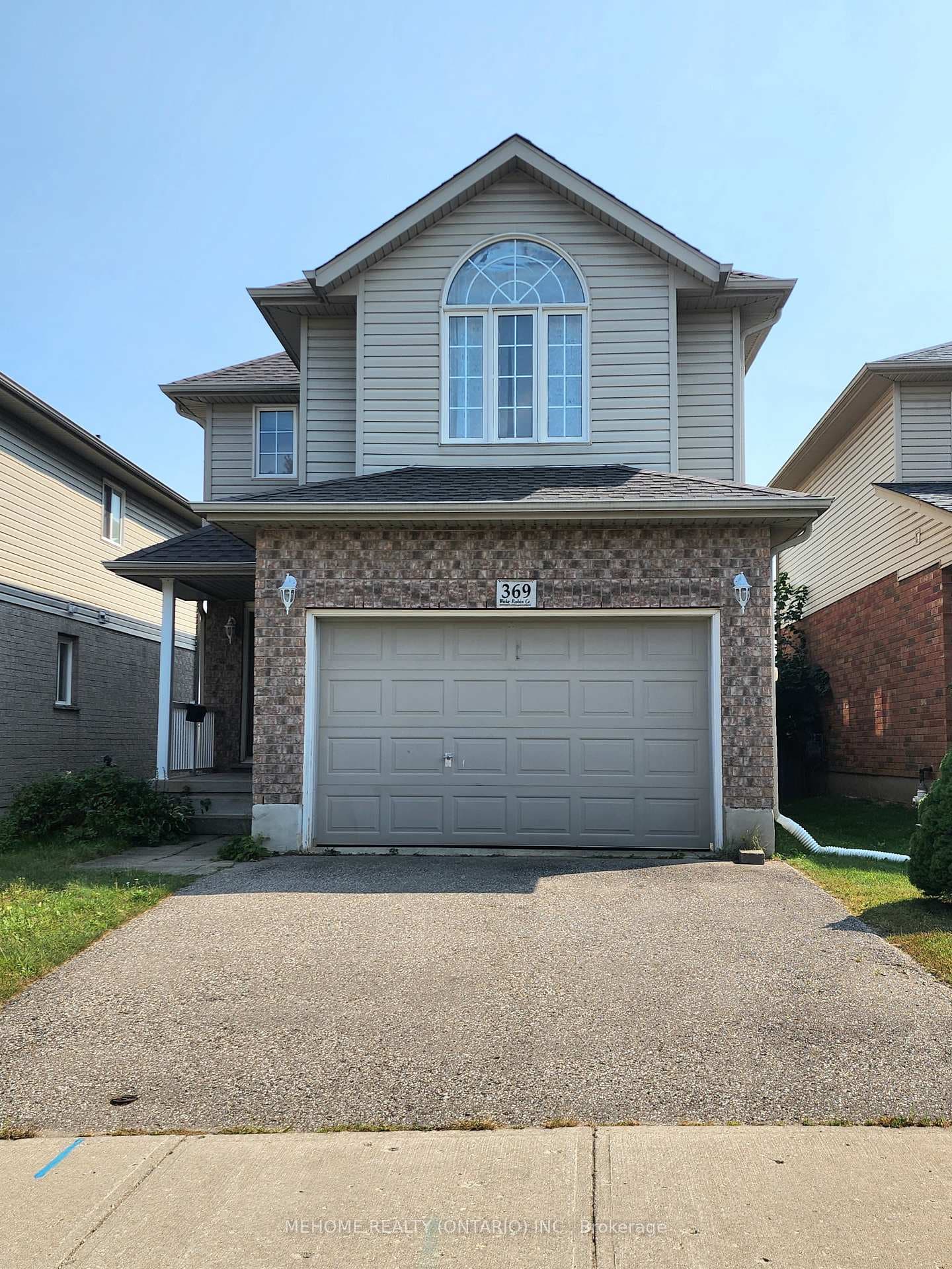 369 Wake Robin Crescent photo 1