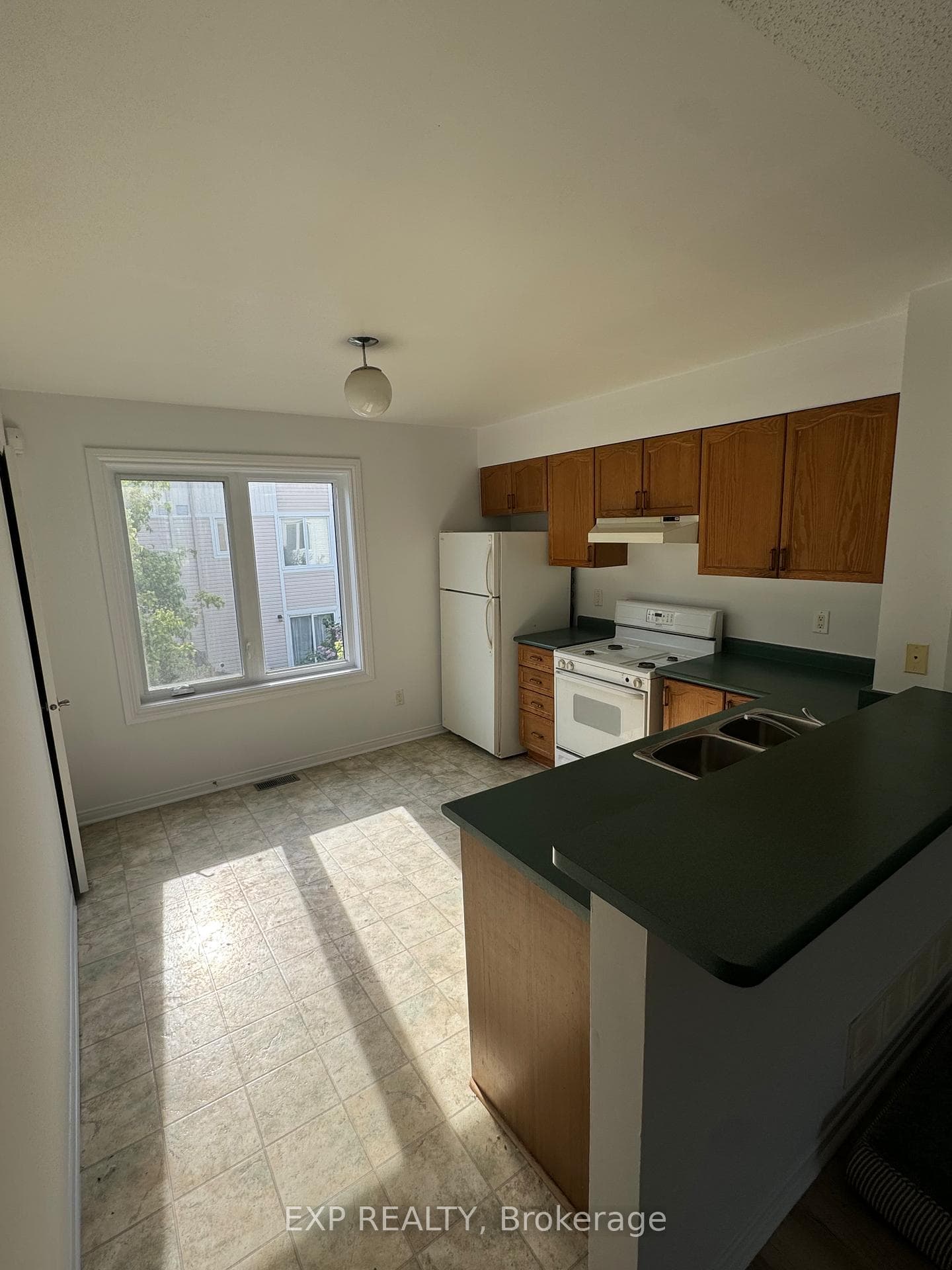 42 Manhattan Crescent photo 4