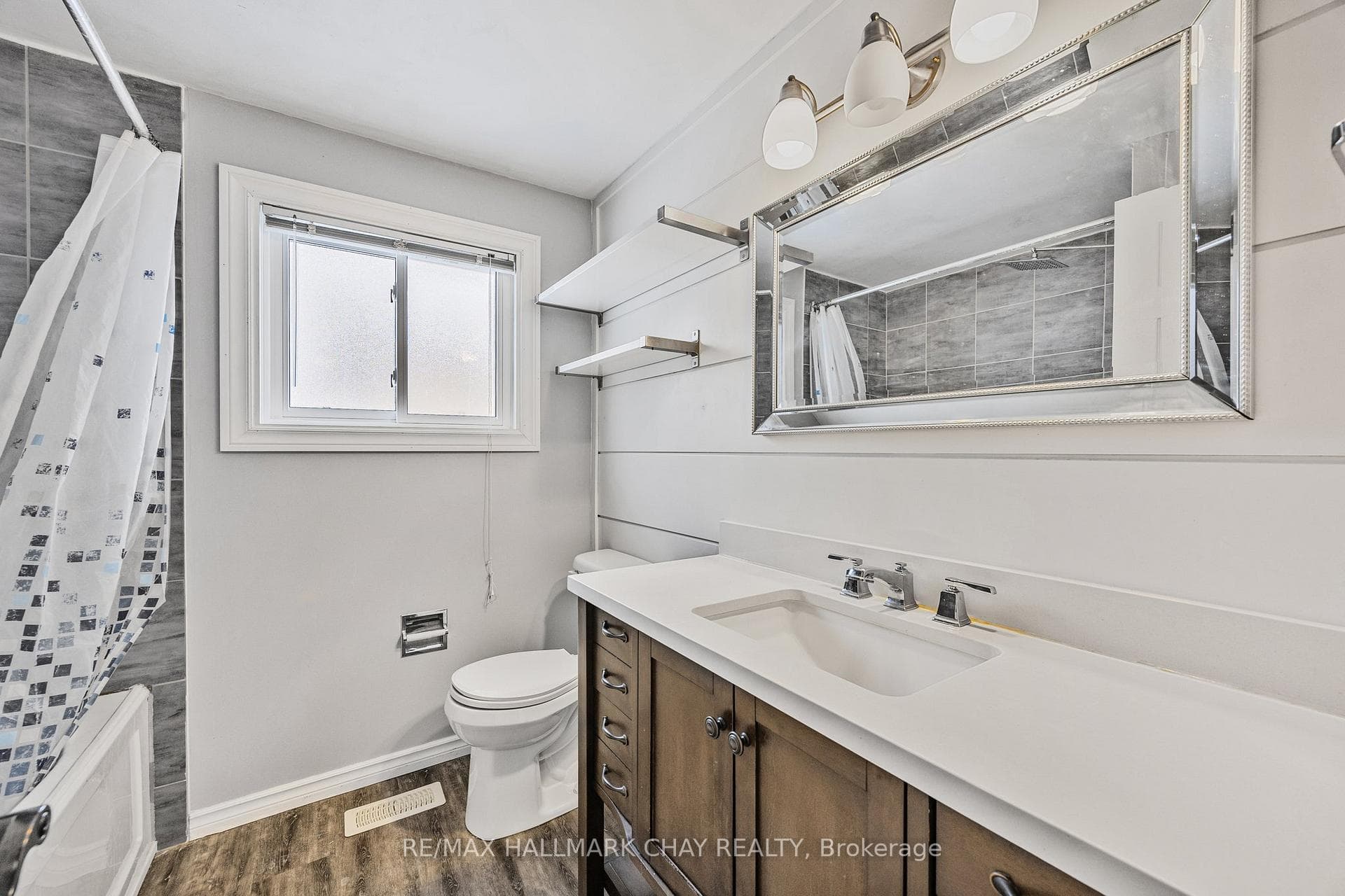 26 Roslyn Road Unit Upper photo 17