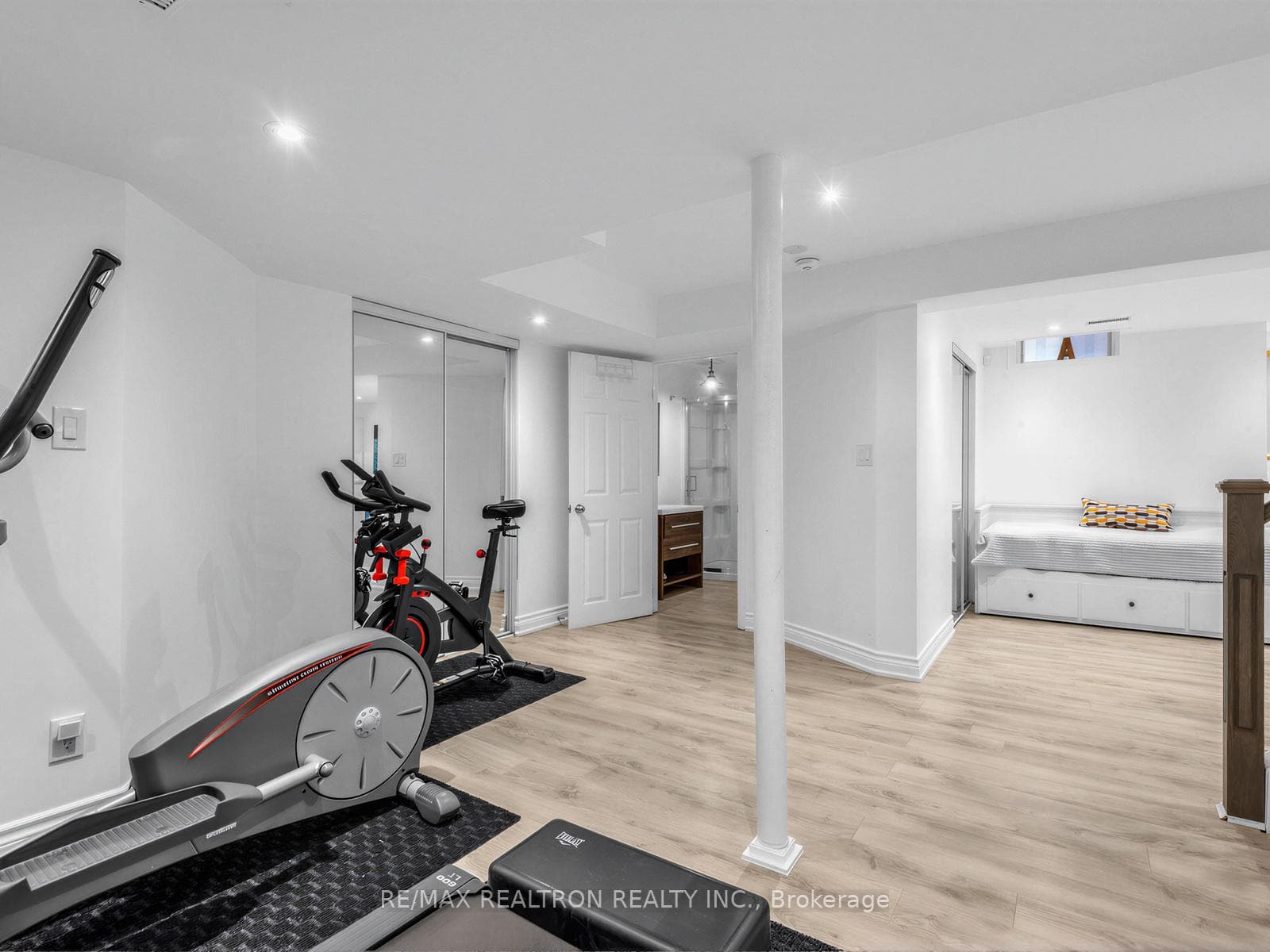 114 Widdifield Avenue photo 33