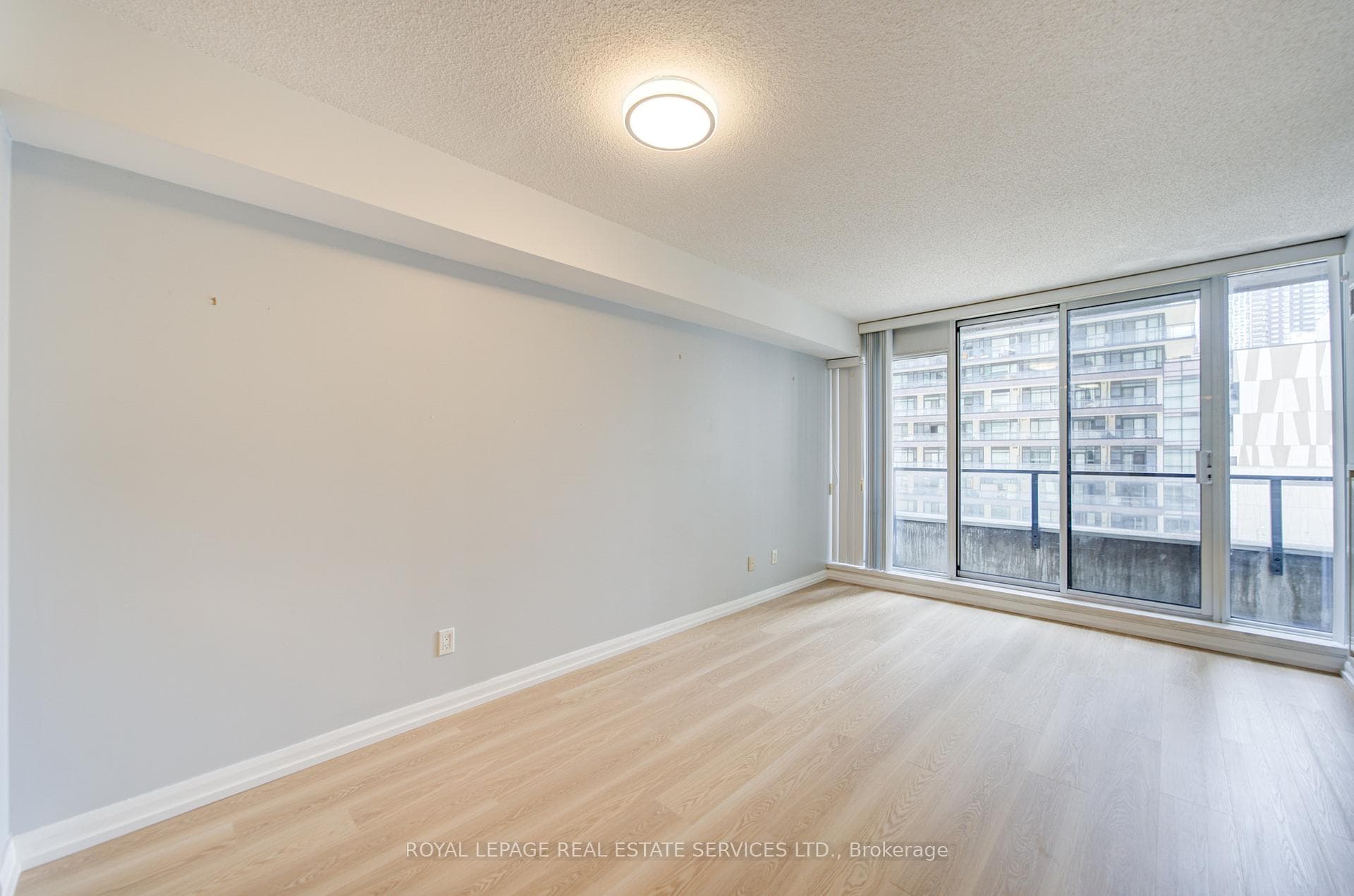 111 Elizabeth Street Unit 852 photo 7
