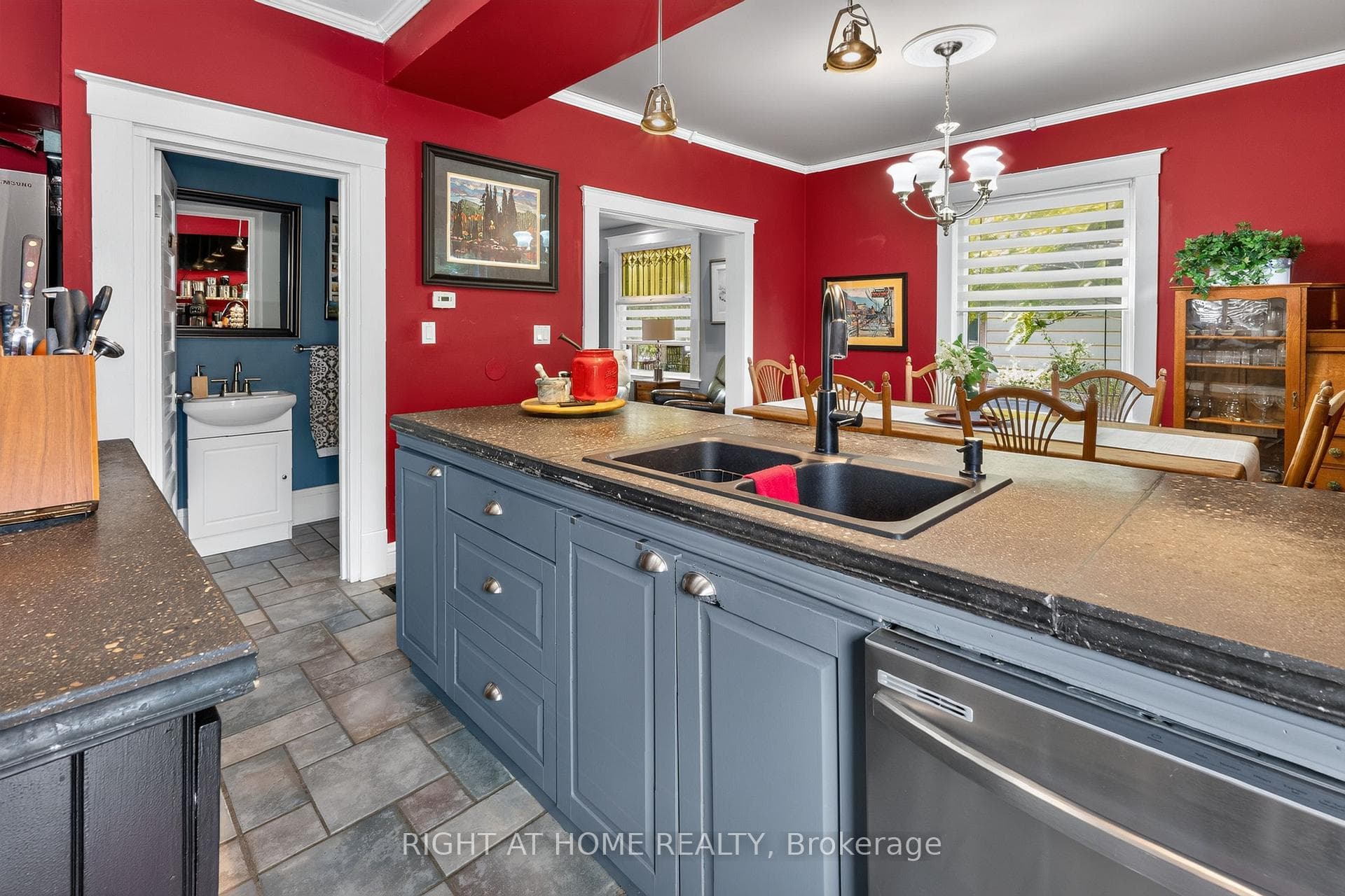 327 Wellington Street photo 15