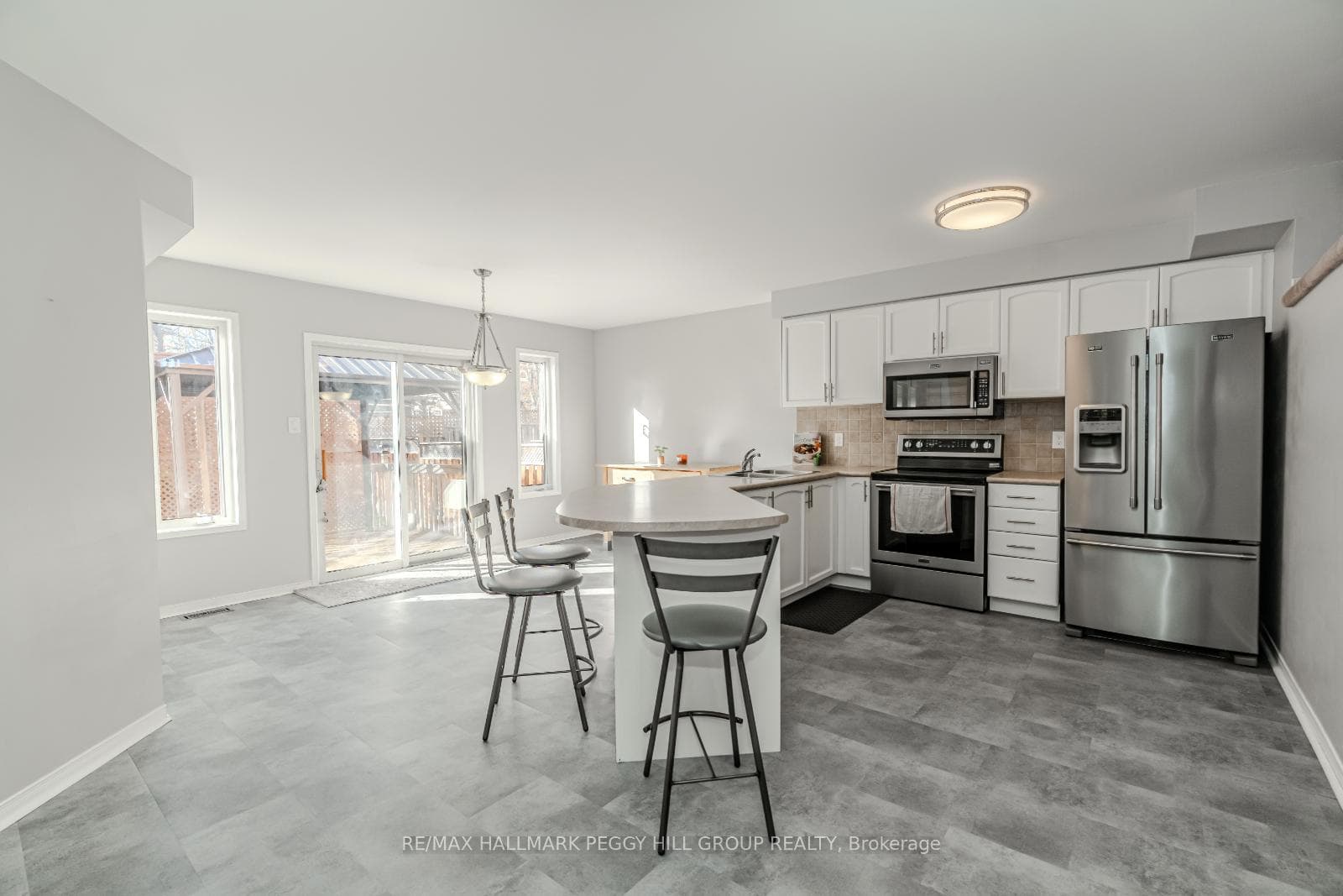 48 Loon Avenue photo 3