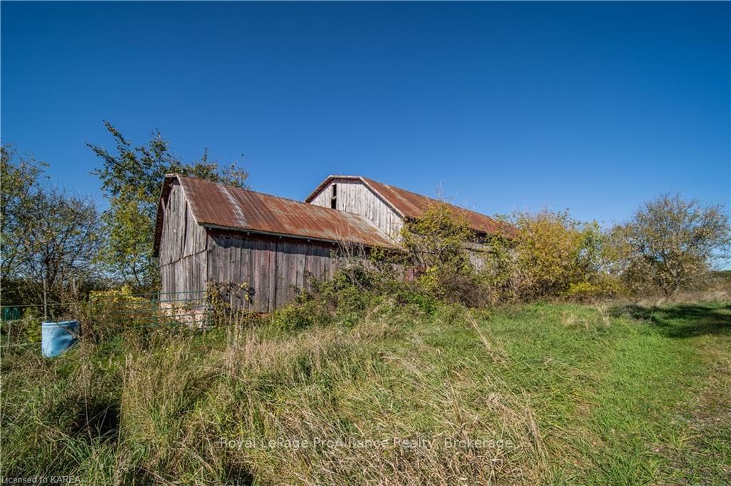 3590 HARROWSMITH Road photo 37