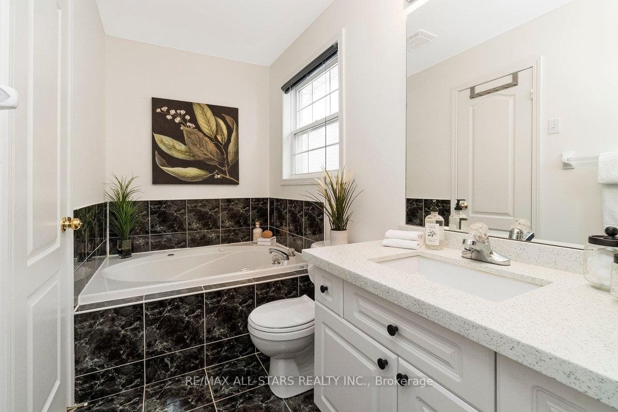 33 Christian Reesor Park Avenue photo 35