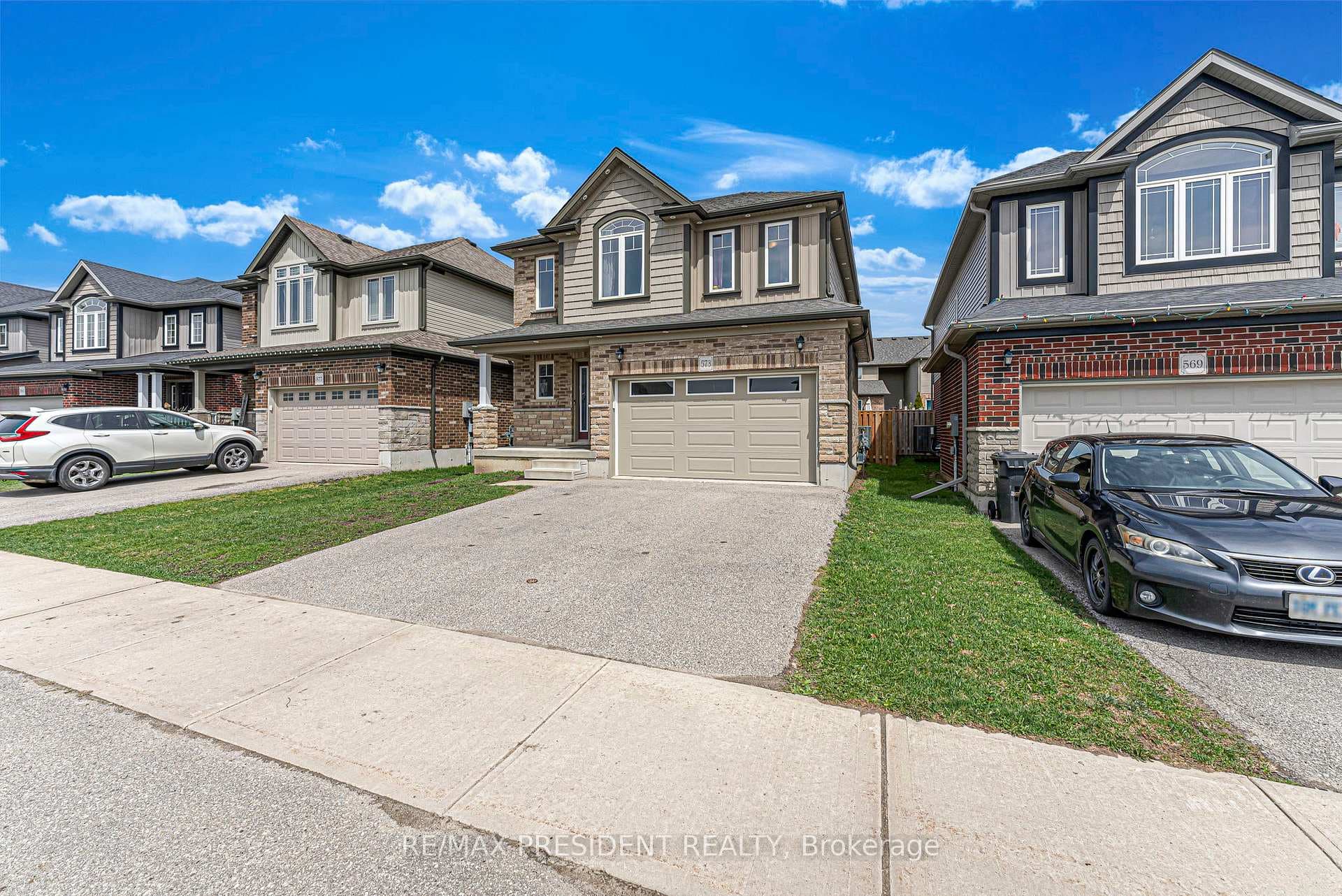573 Forman Avenue photo 2