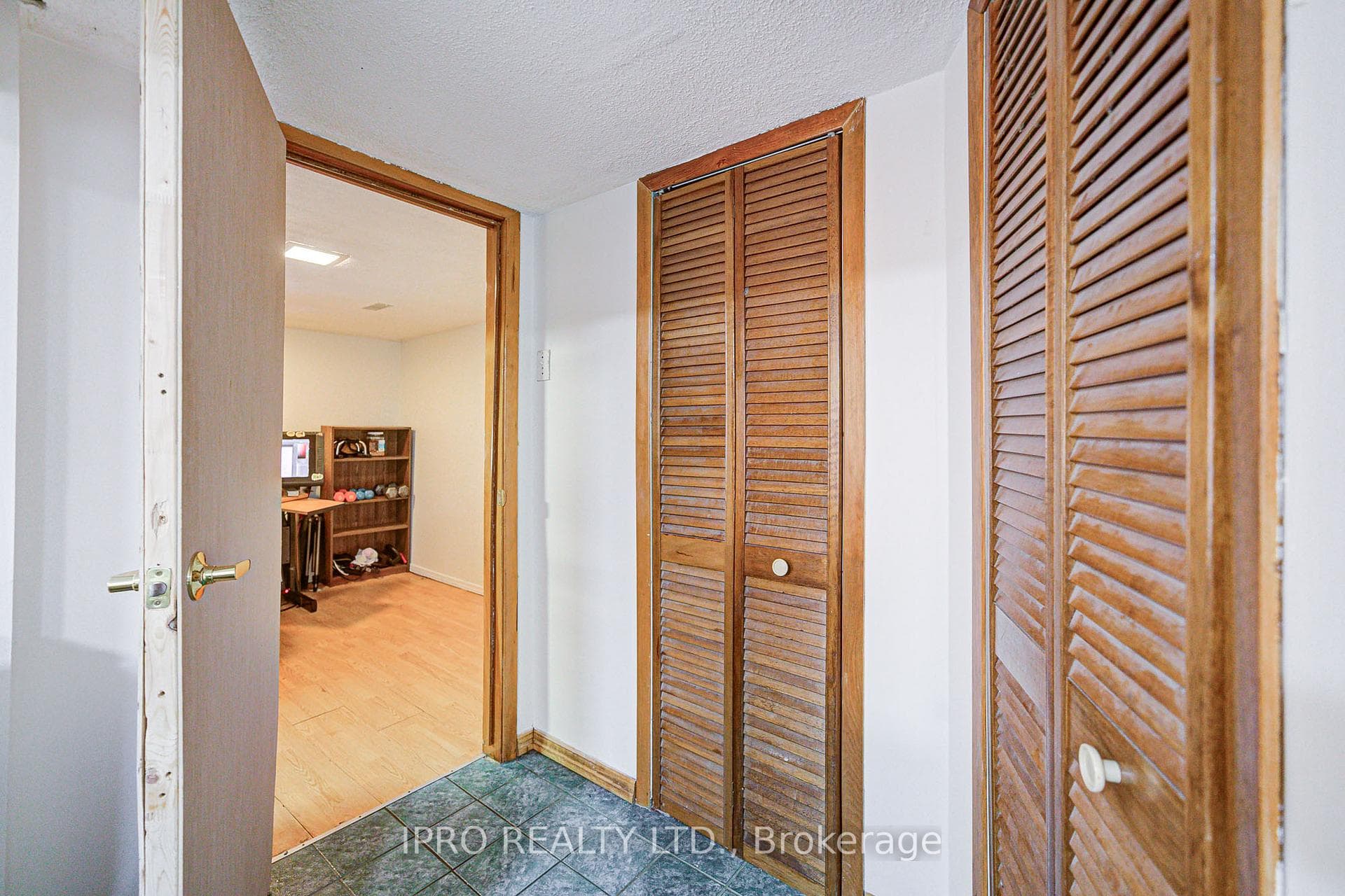 287 Queensdale Avenue photo 36