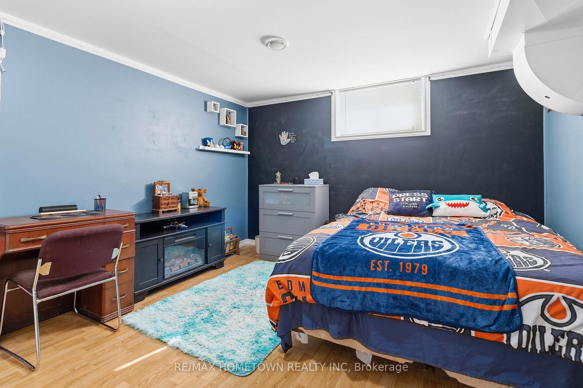 2038 Dundas Street photo 24