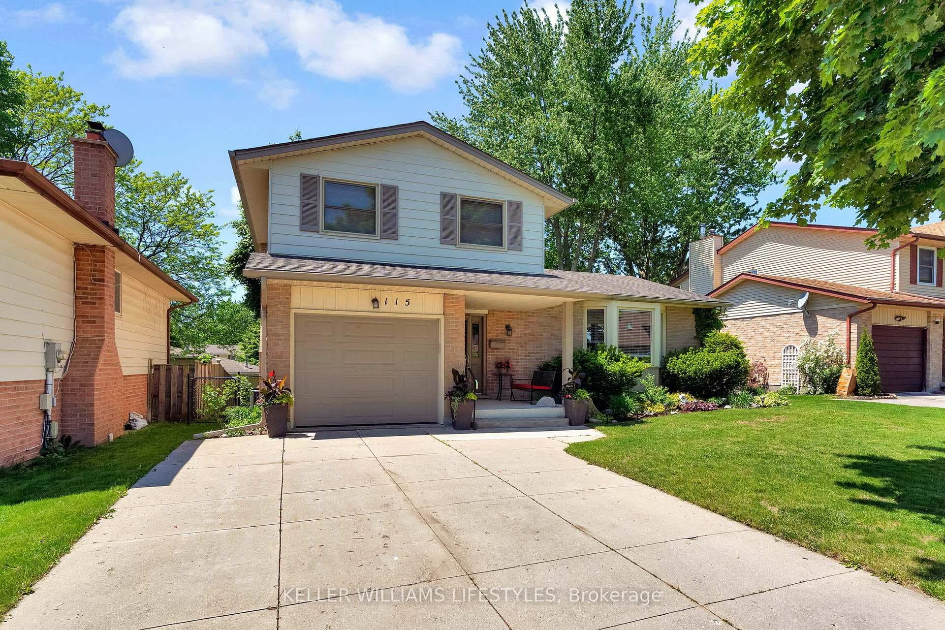 115 Acorn Crescent photo 3