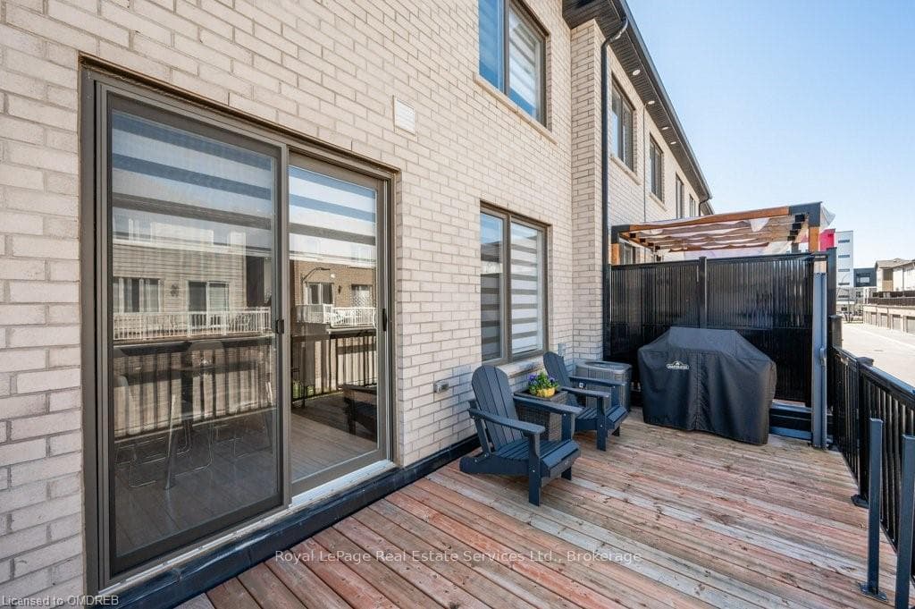 Balcony with Privacy Screen