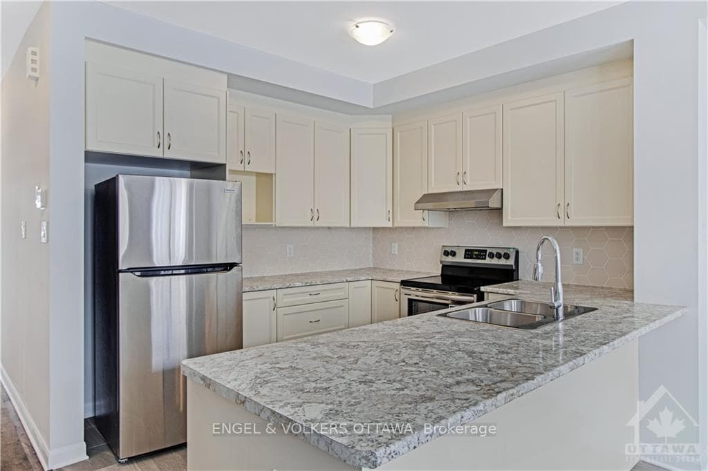 588 DECOEUR Drive photo 7