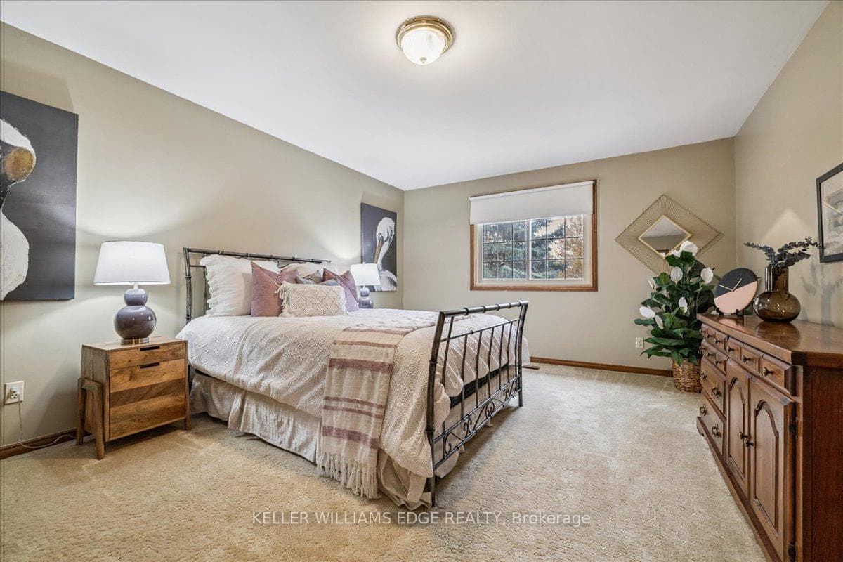 595 Barons Court photo 28