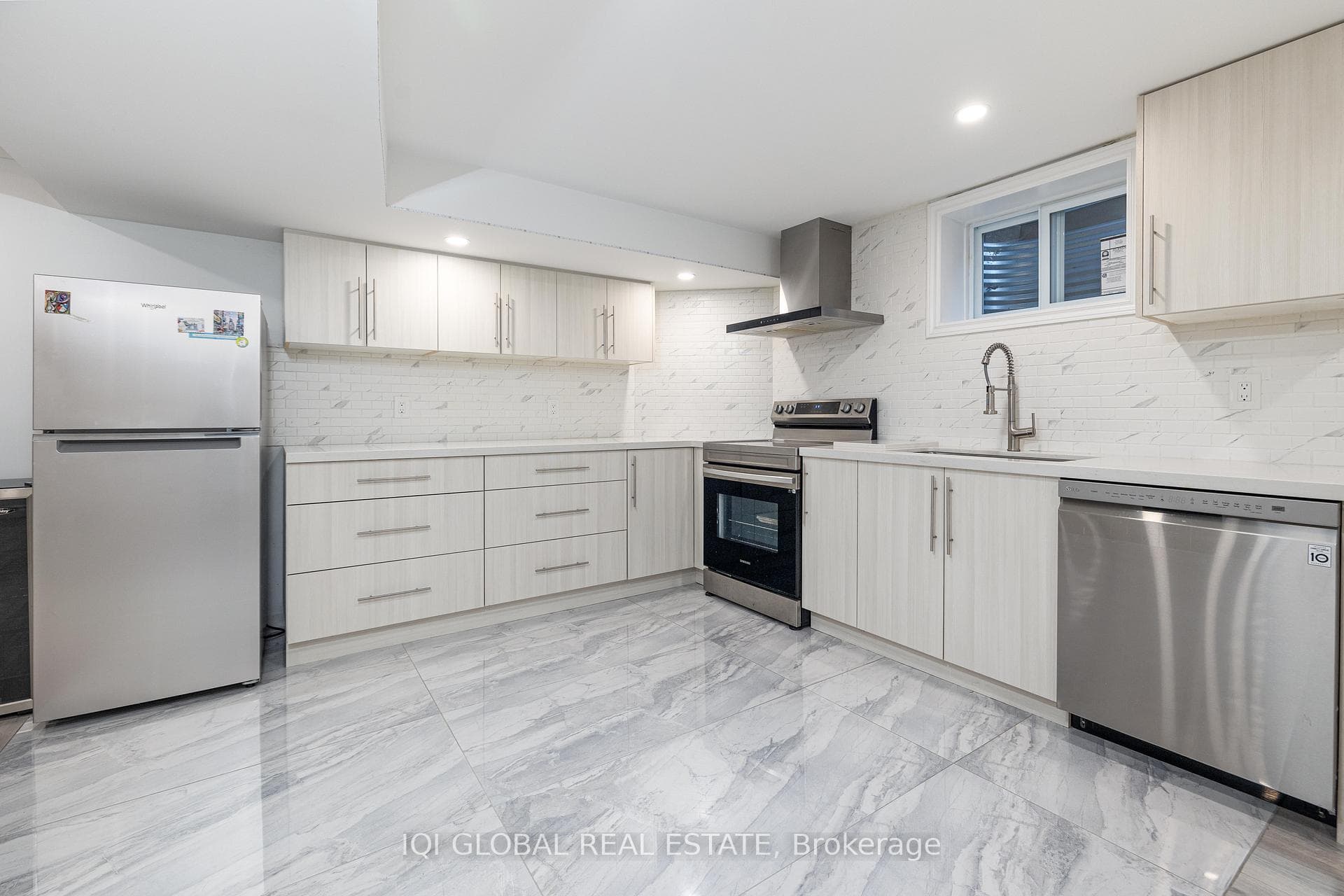 927 Elgin Street photo 28