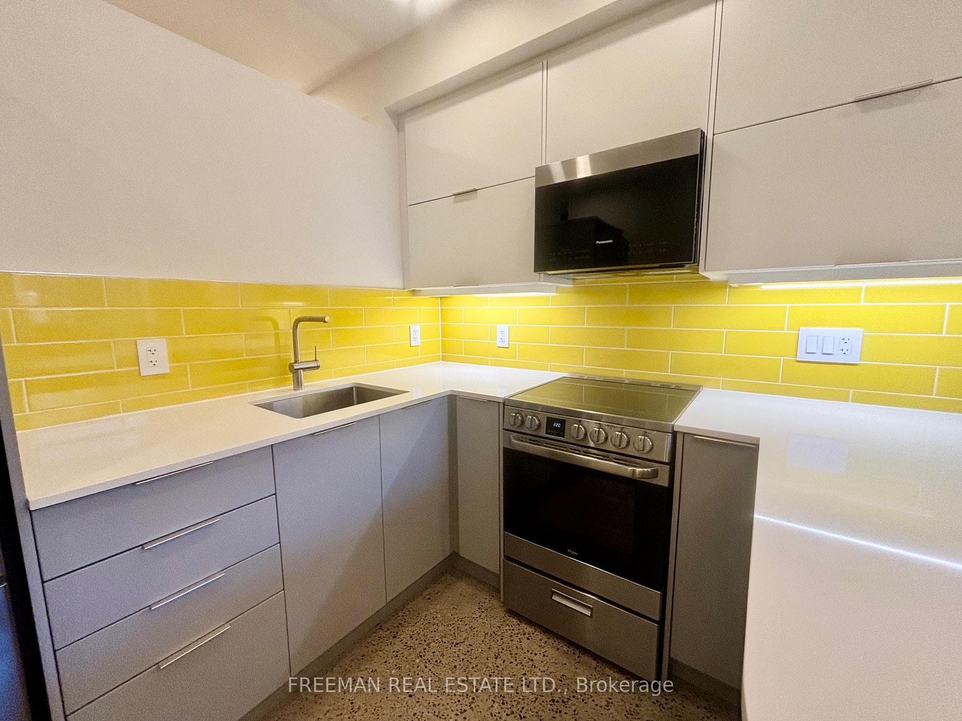122 Pendrith Street Unit Lower photo 4