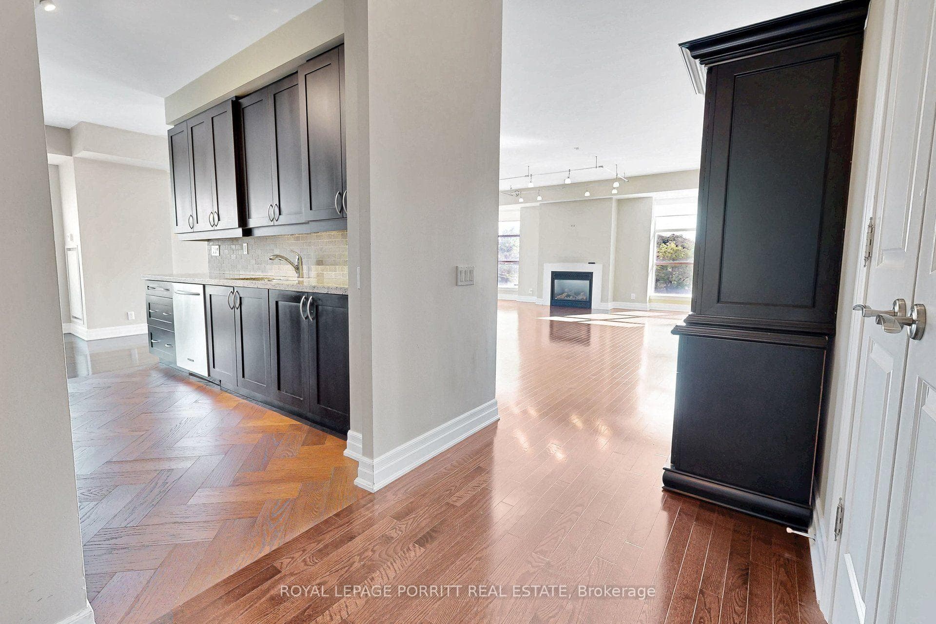 9 Burnhamthorpe Crescent Unit 309 photo 6