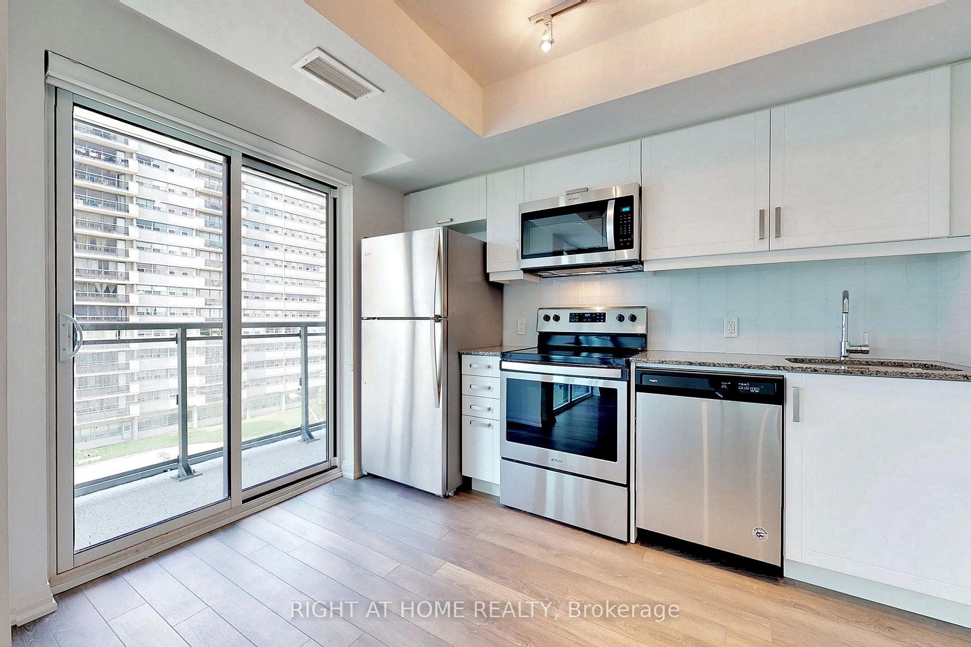30 Meadowglen Place Unit 802 photo 10