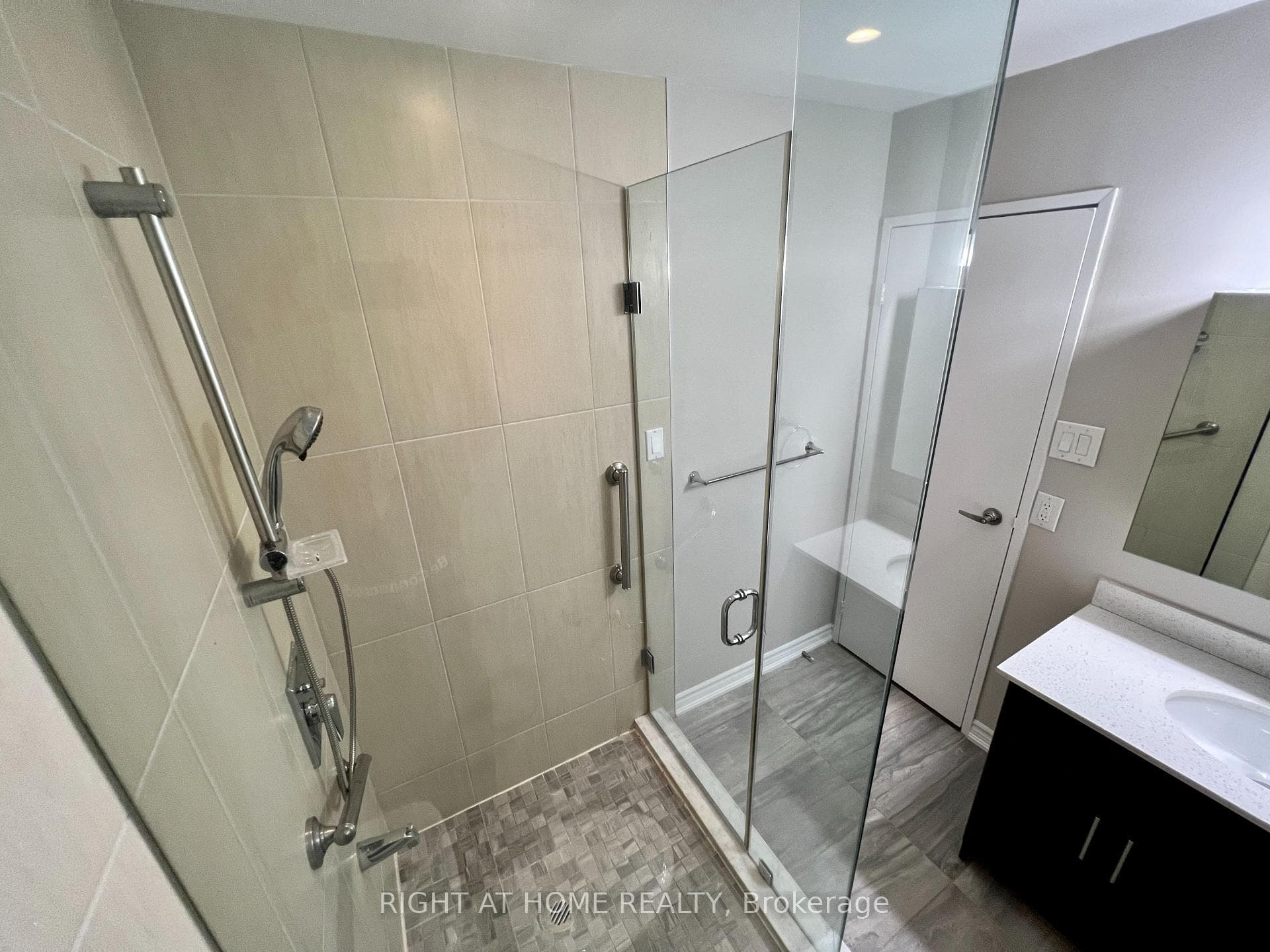 3650 Kaneff Crescent Unit PH6 photo 22