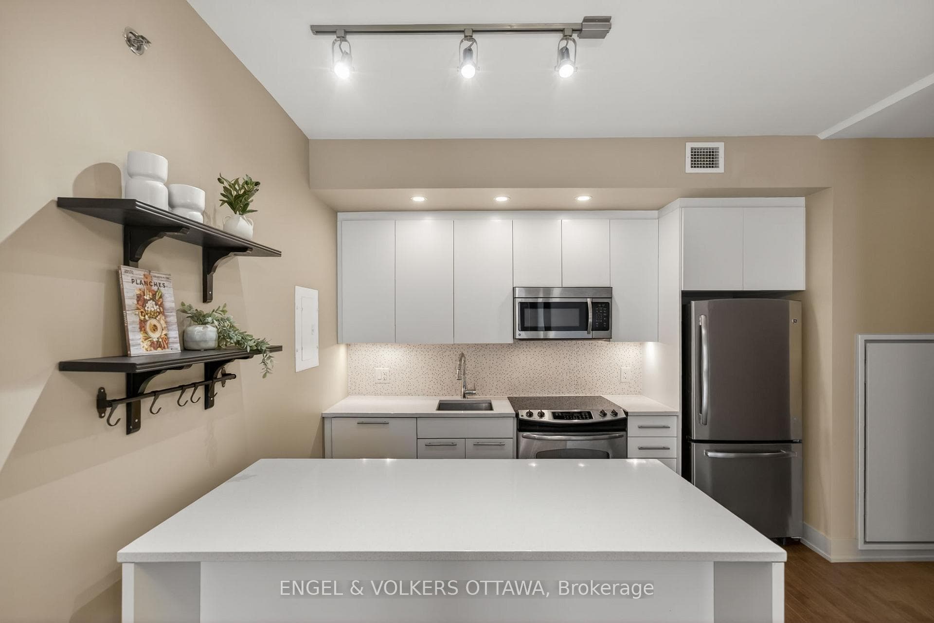 108 RICHMOND Road Unit 507 photo 9