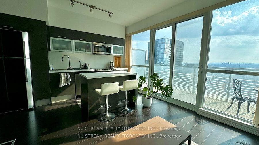 386 Yonge Street Unit 3514 photo 2