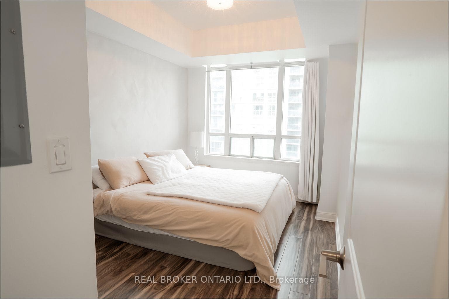 90 Absolute Avenue Unit 2107 photo 11