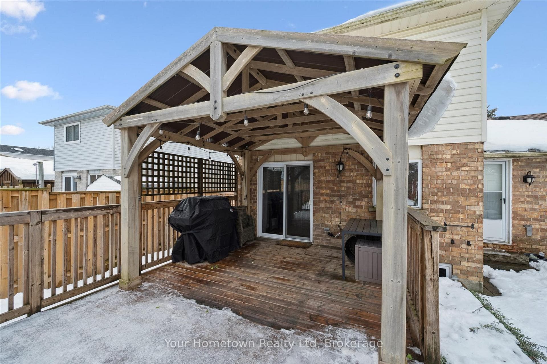 666 Holman Crescent photo 32