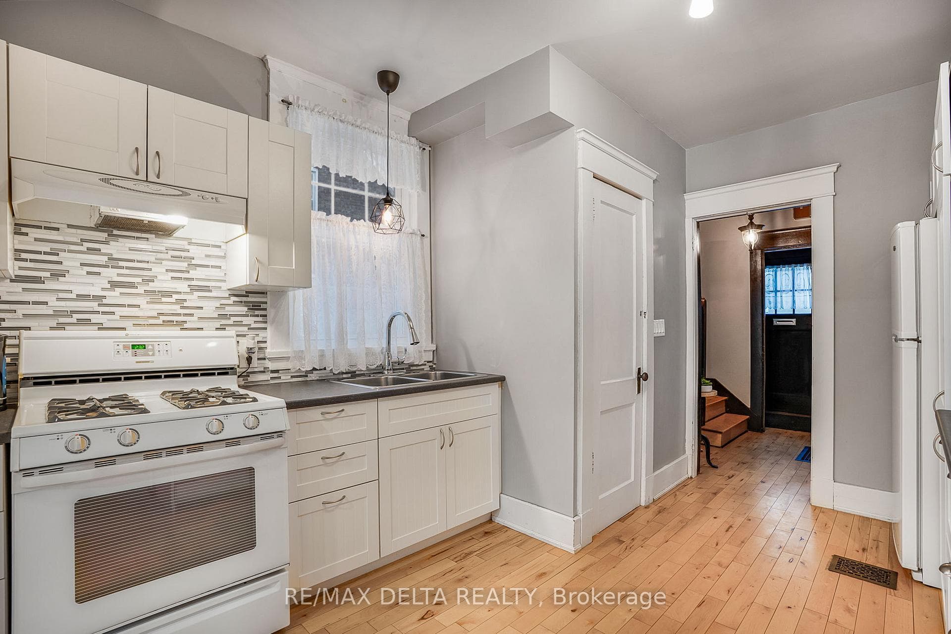 554 Allan Street photo 9