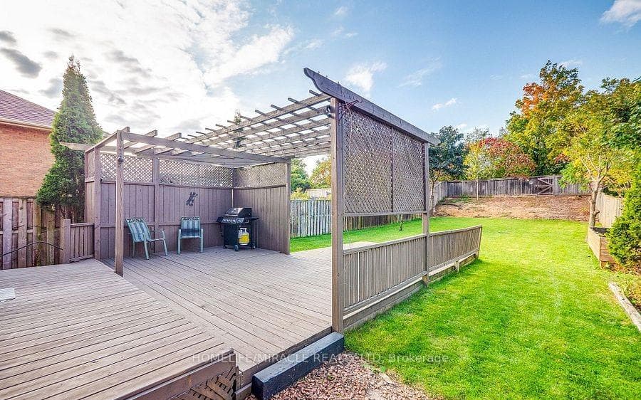 118 Mowat Crescent photo 22