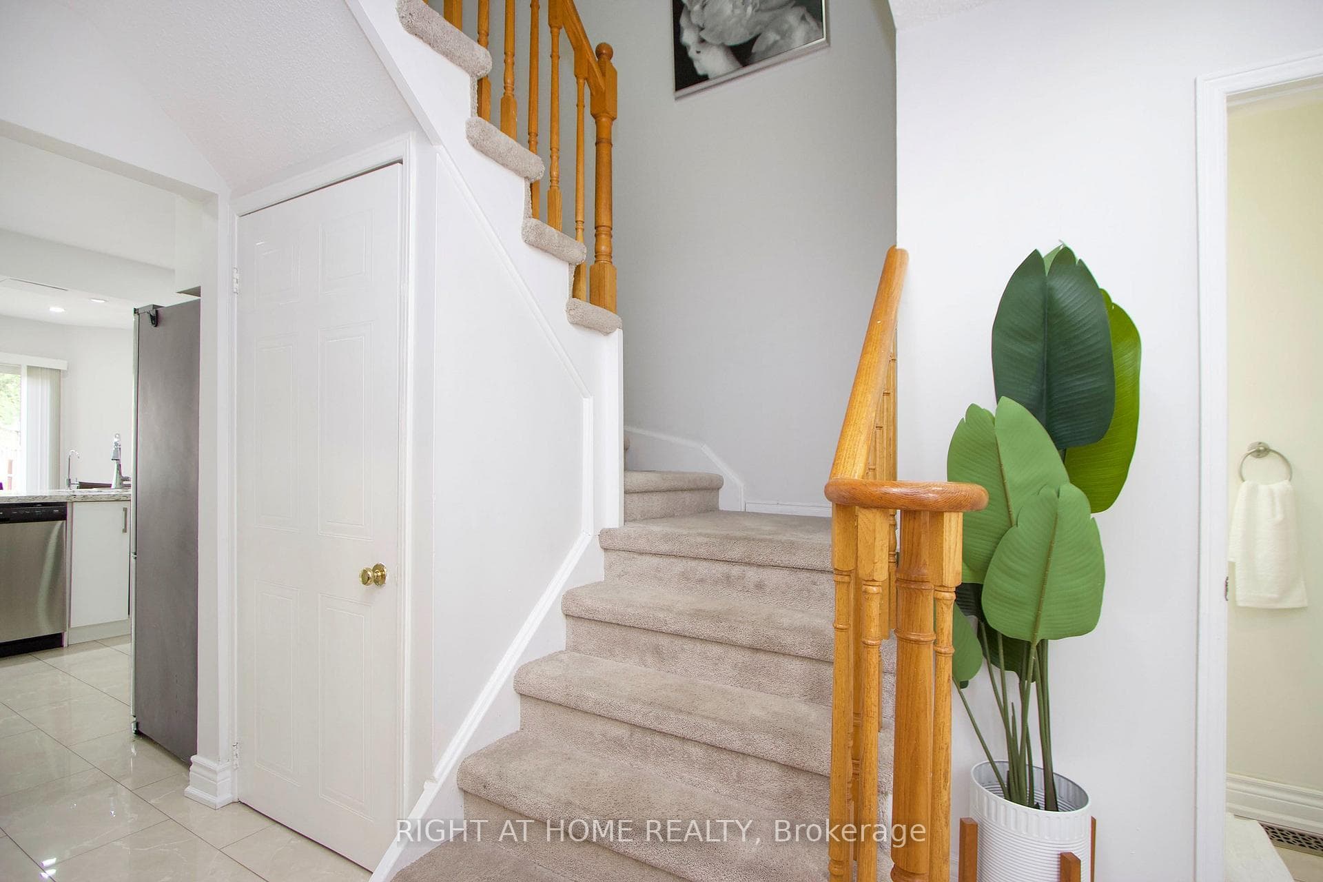 865 Attersley Drive photo 12