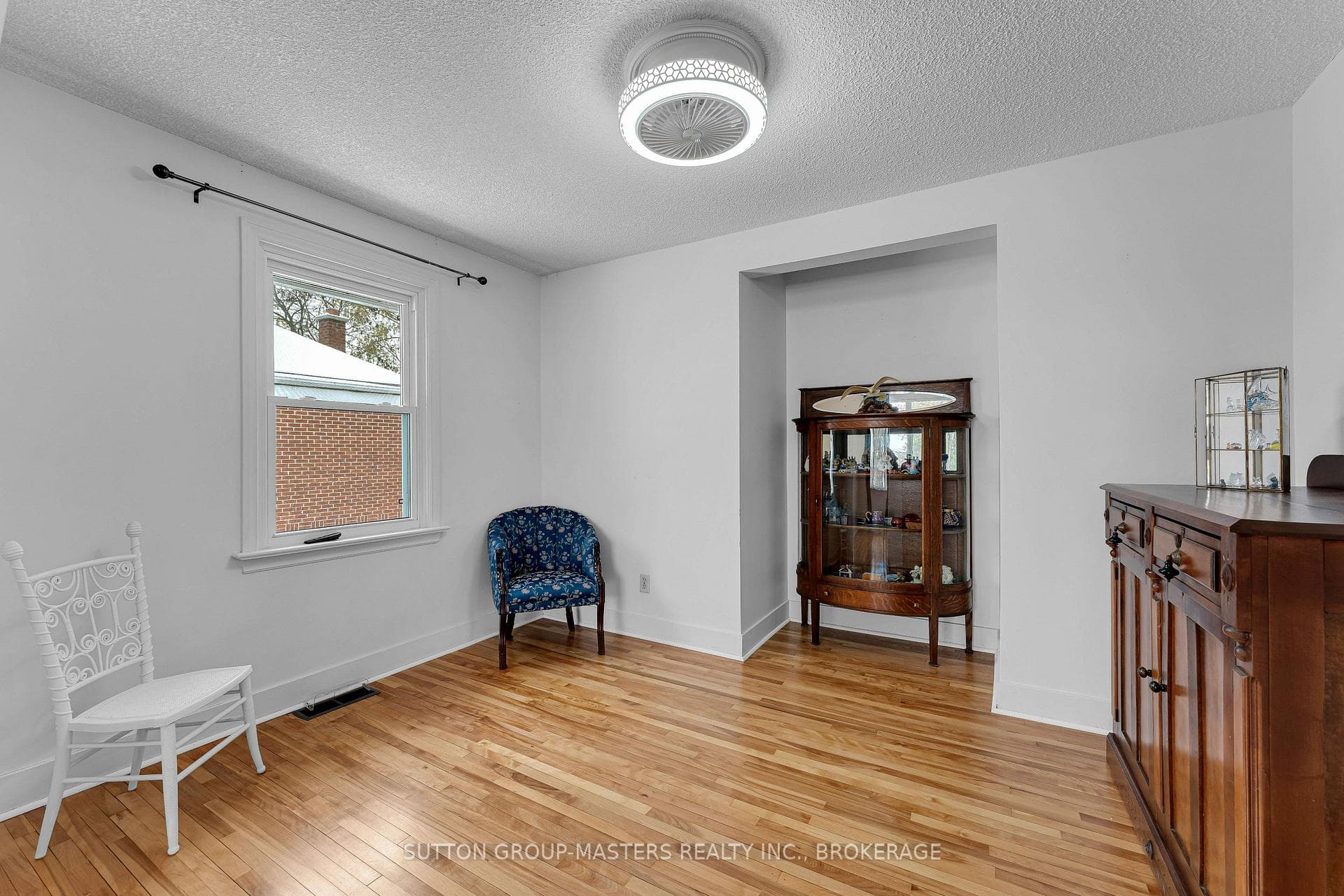 913 Victoria Street photo 8