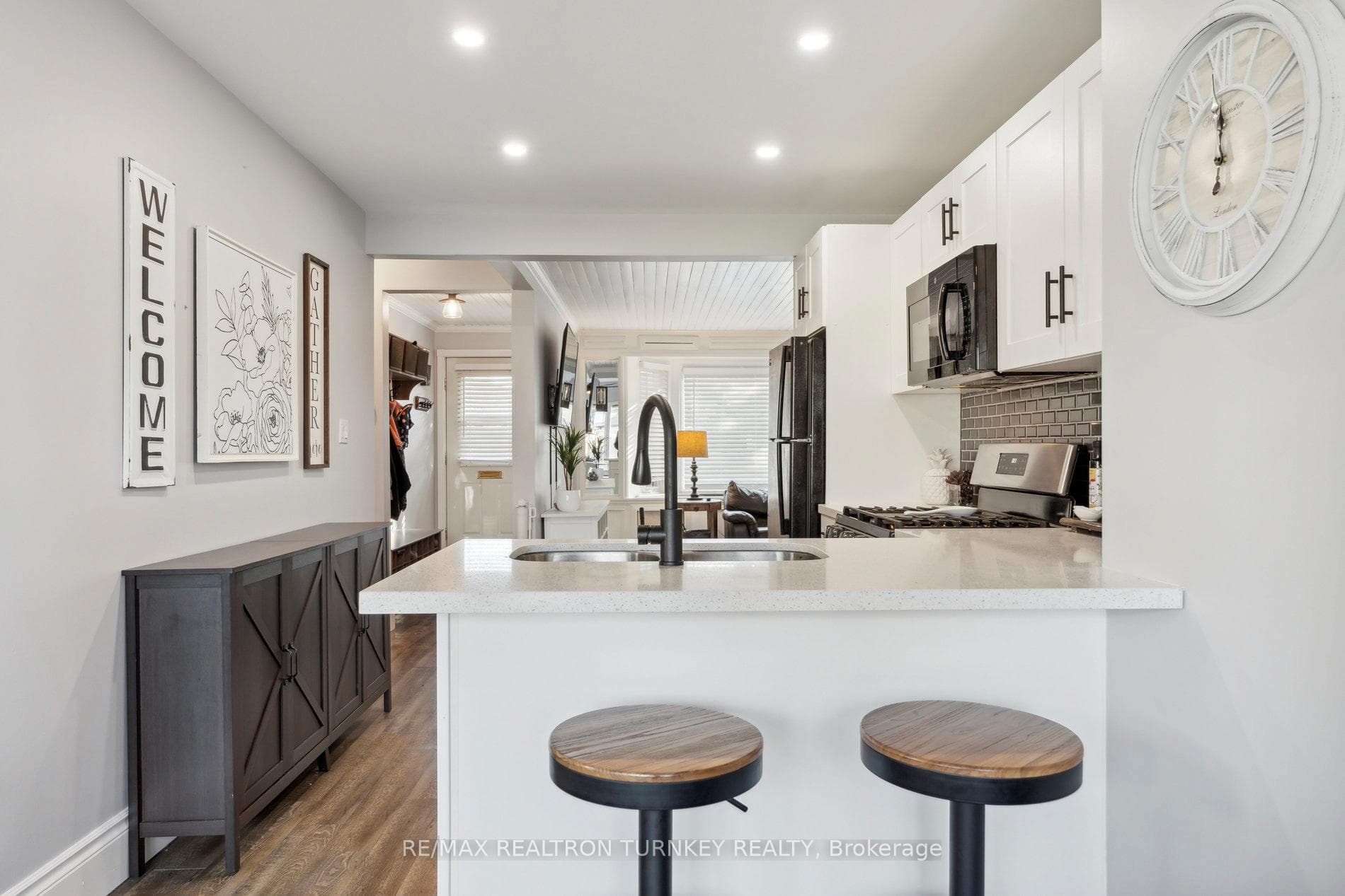Inviting and open breakfast bar