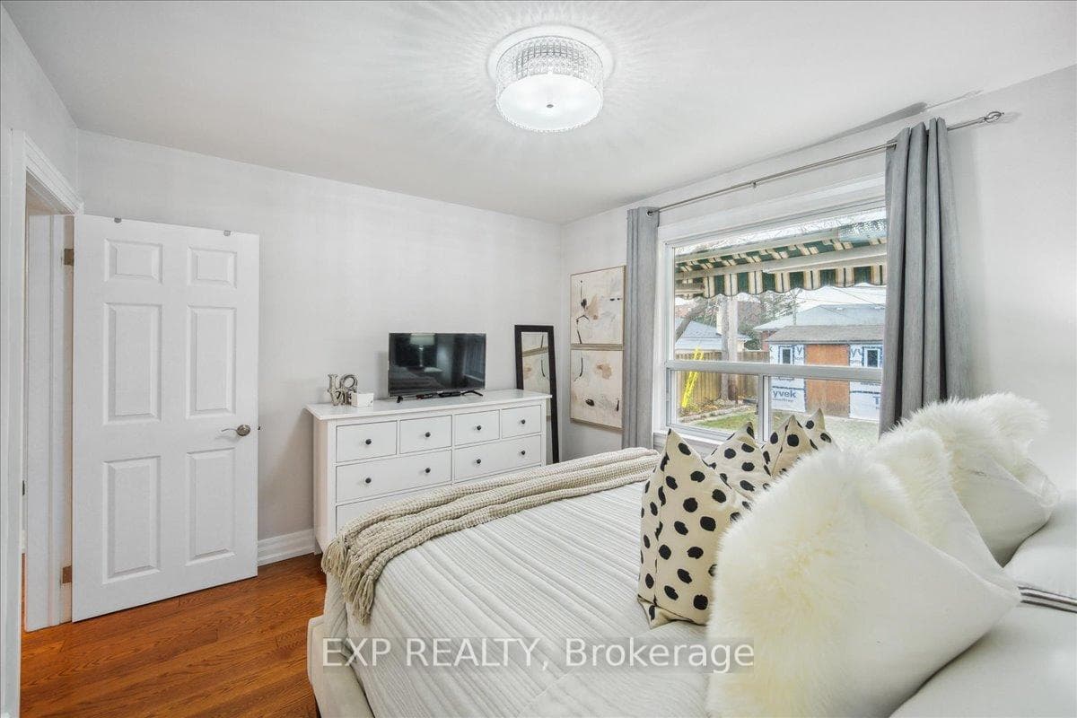 137 Kingsview Boulevard photo 23