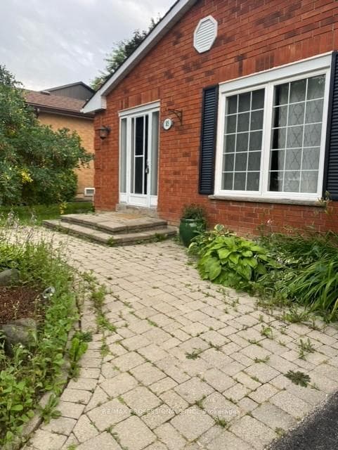 85 Kingsview Drive photo 2