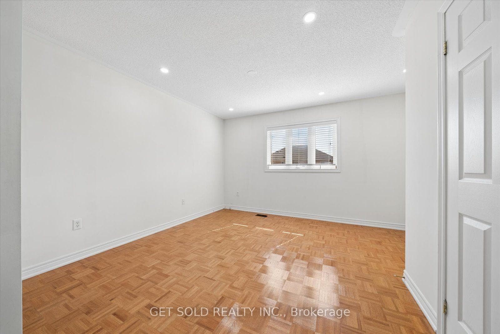 135 Earlsbridge Boulevard photo 38