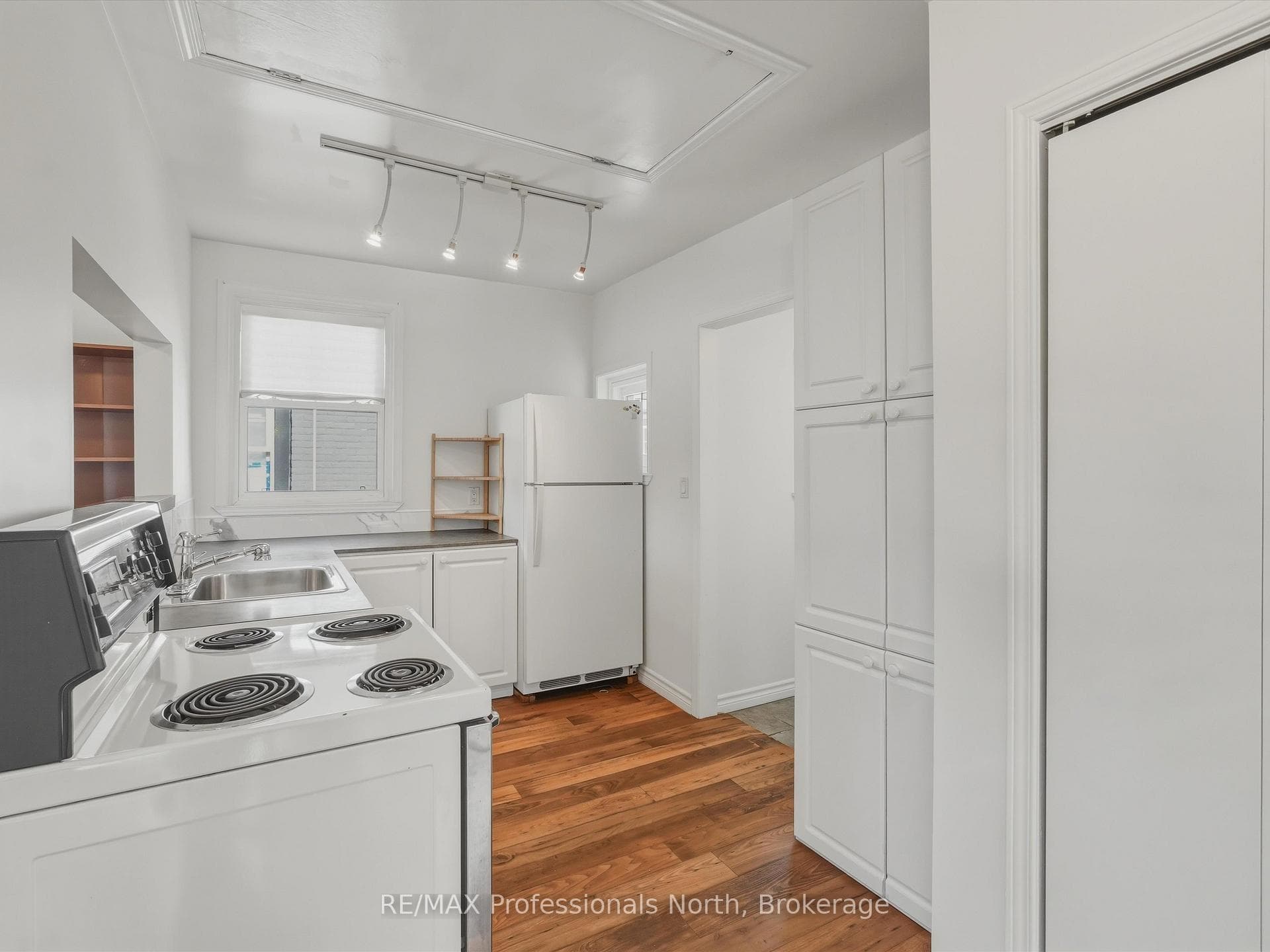 213 James Street photo 14