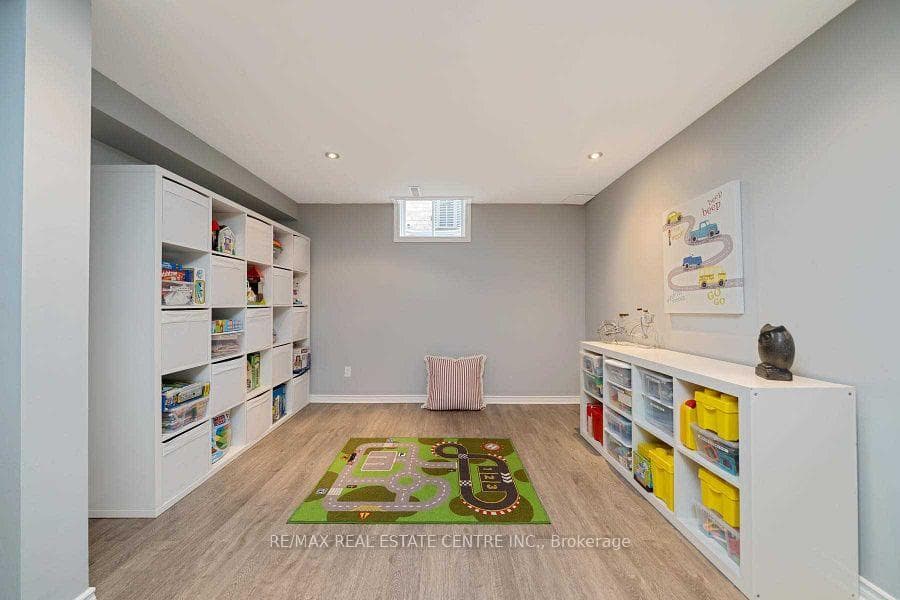 665 Thompson Road photo 9
