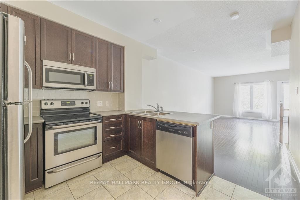 340 LONDON Terrace photo 5