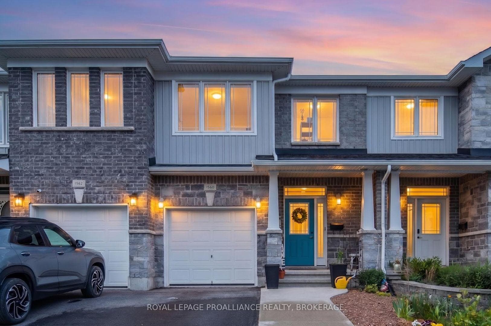 1560 Davenport Crescent photo 1