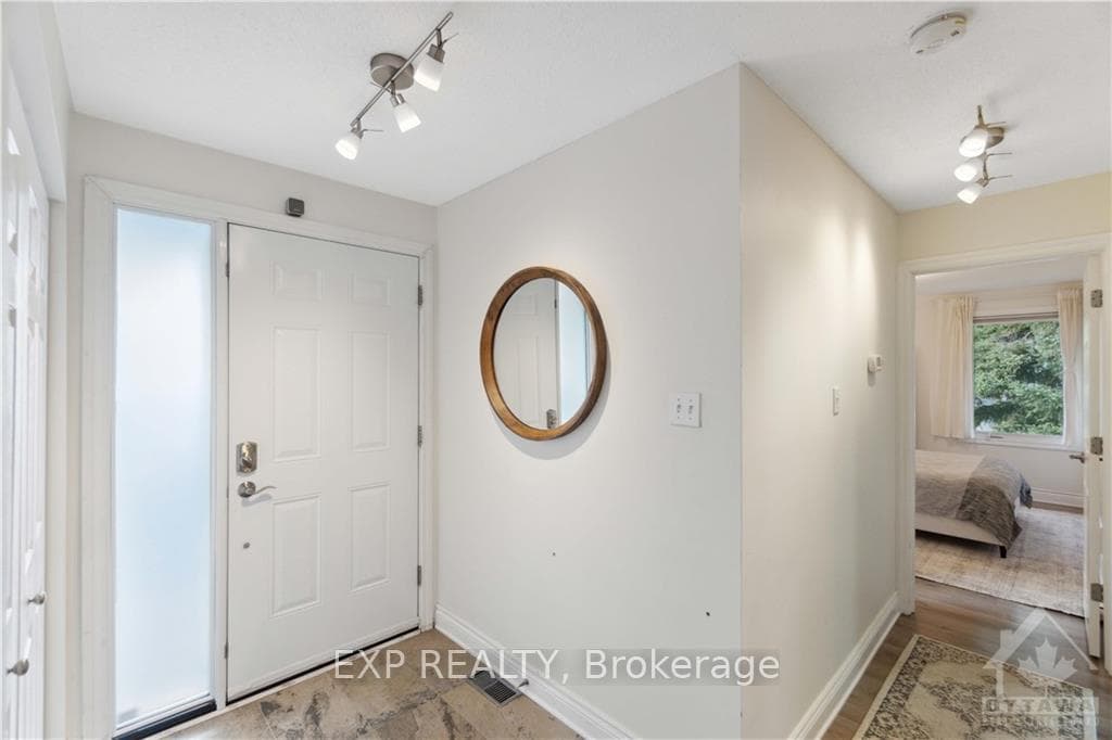 1377 LEIGH Crescent photo 2