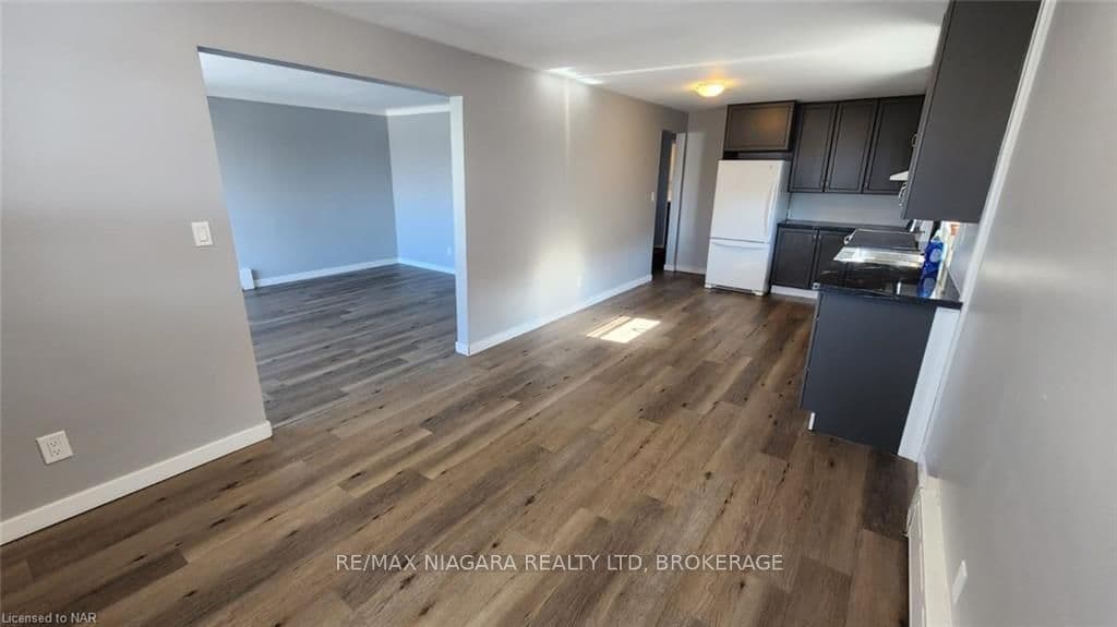34 ST. GEORGE Street Unit UPPER photo 2
