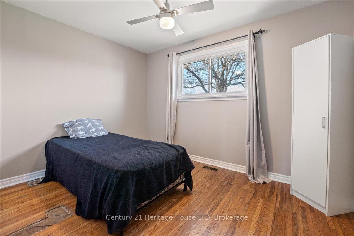 519 Clarence Street photo 17