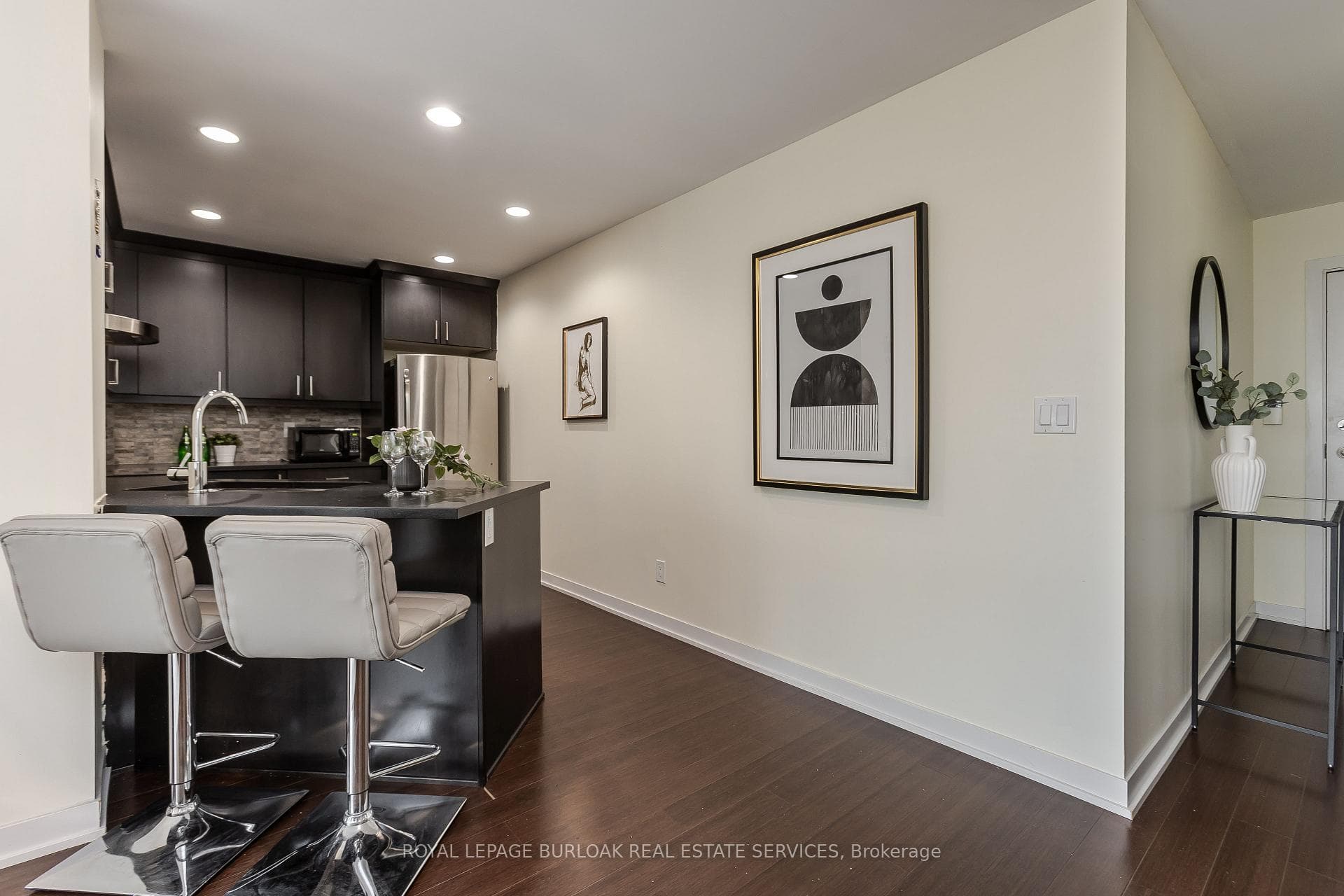 551 Maple Avenue Unit 814 photo 5