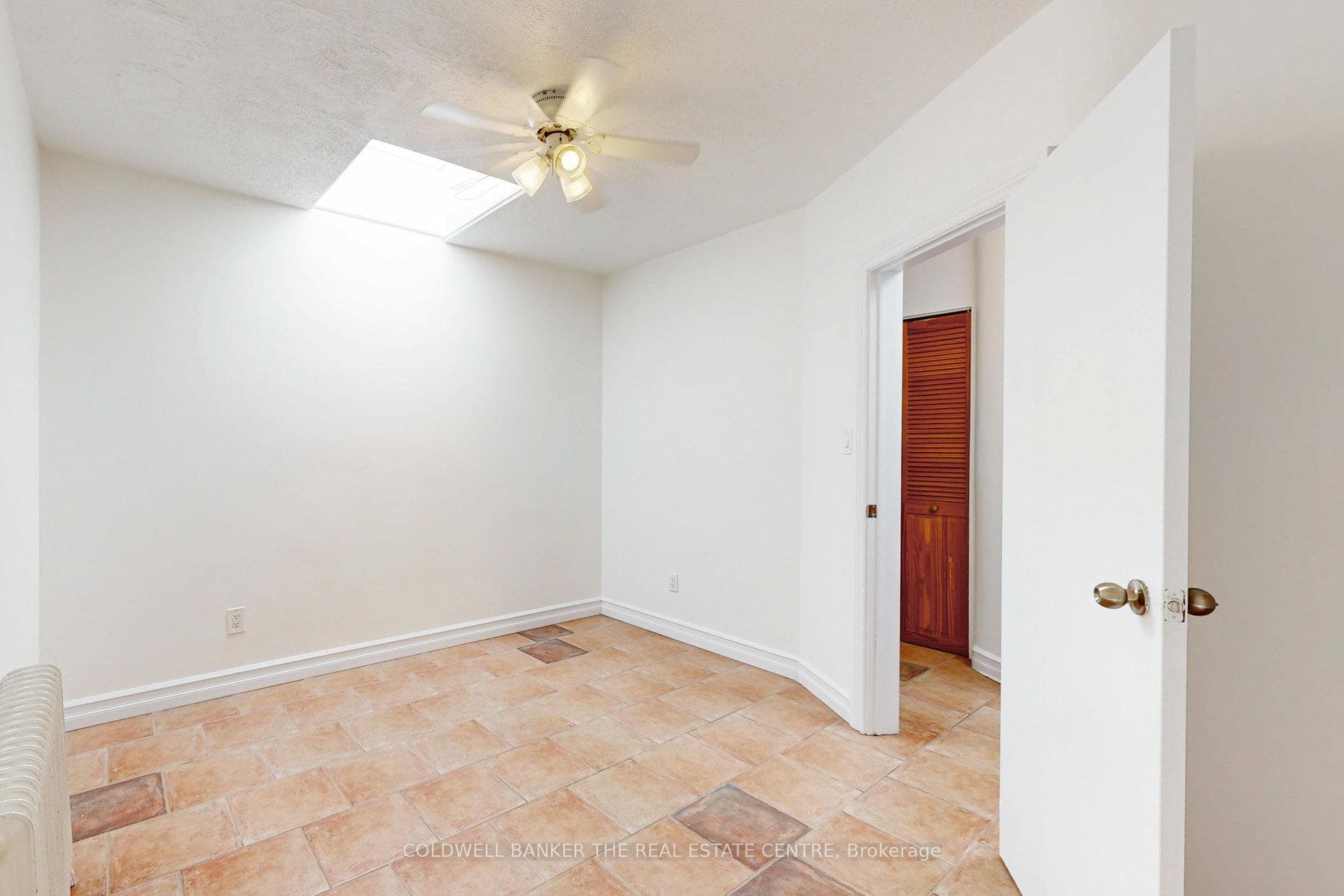 686 A The Queensway N/A photo 15