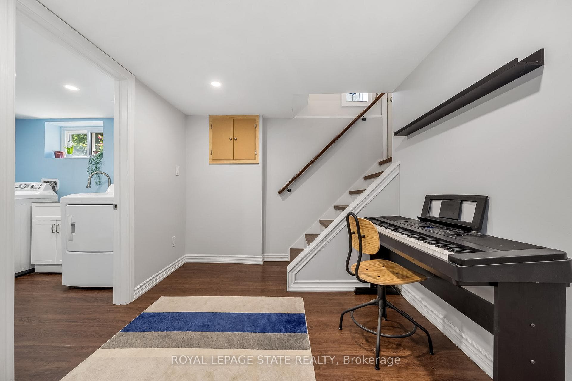 126 Queensdale Avenue photo 16