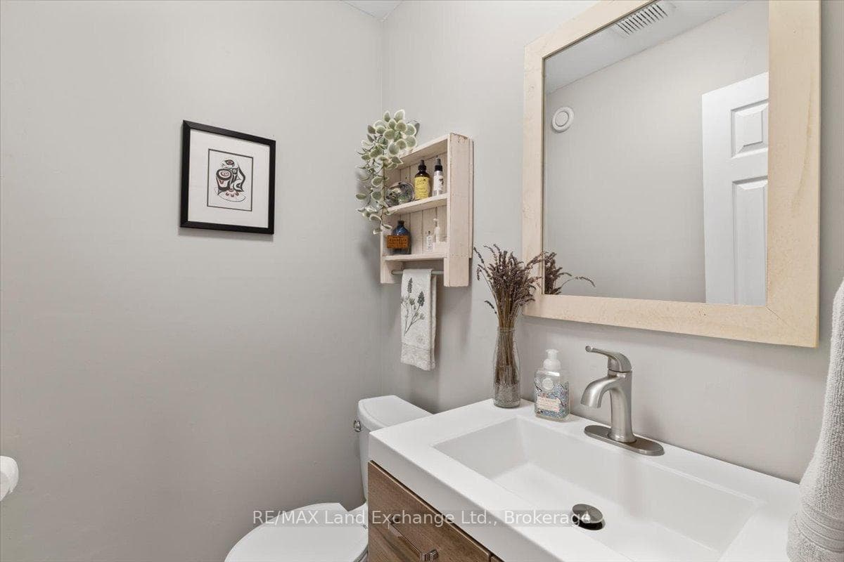 471 Joseph Street photo 10