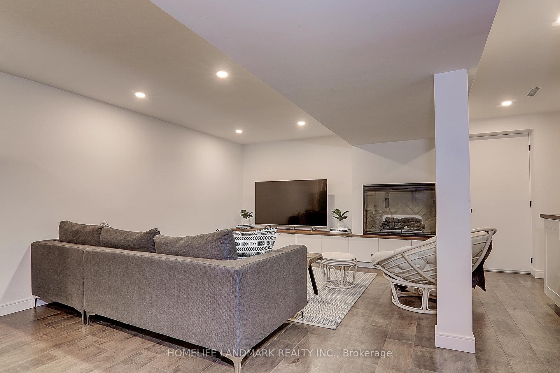 9144 Dufferin Street photo 35