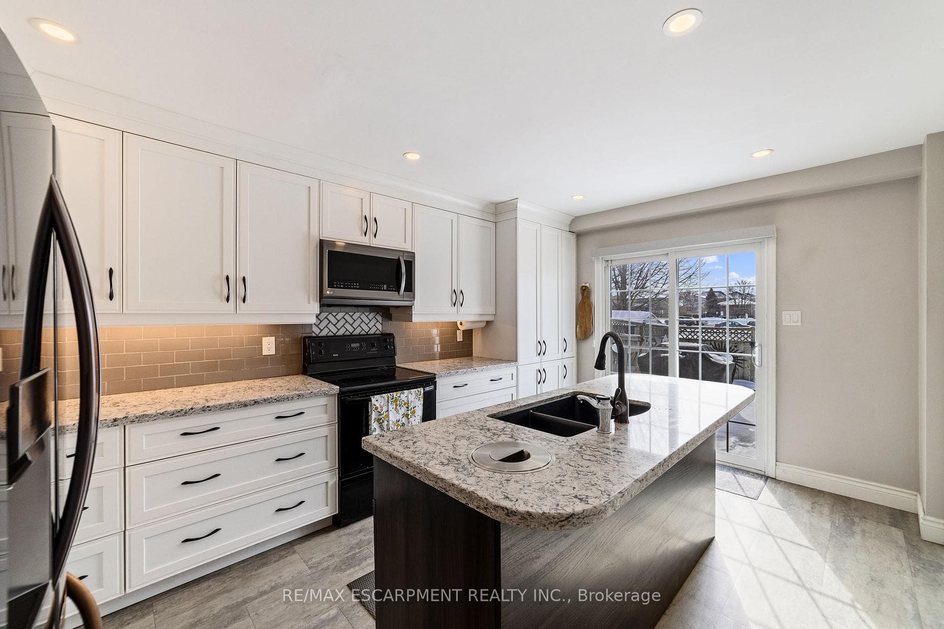 161 TWIN Crescent photo 20